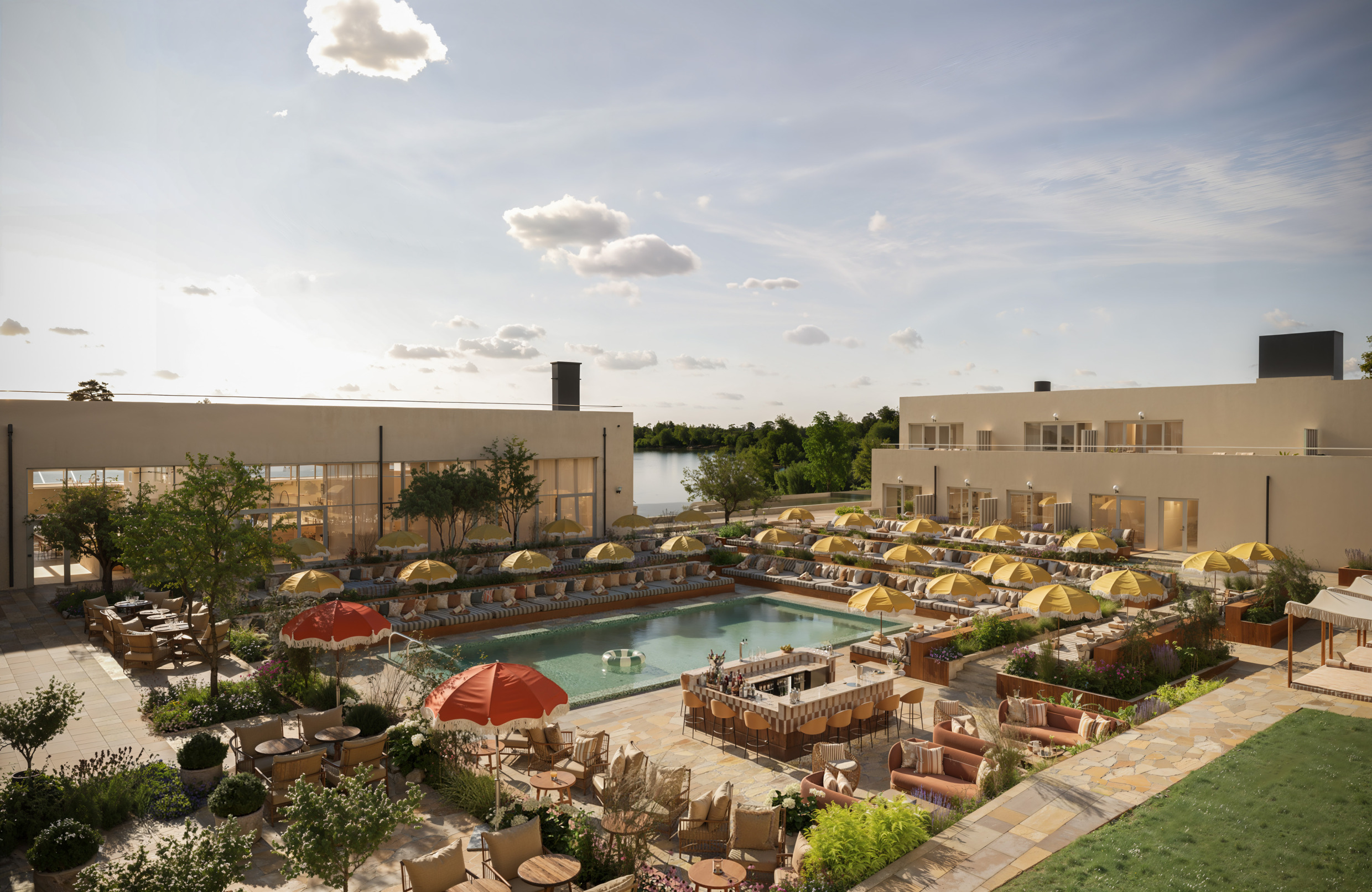 Buitenzwembad met ligbedden en parasols, omgeven door de hotelgebouwen van Hjortviken Country Club op een zonnige dag.