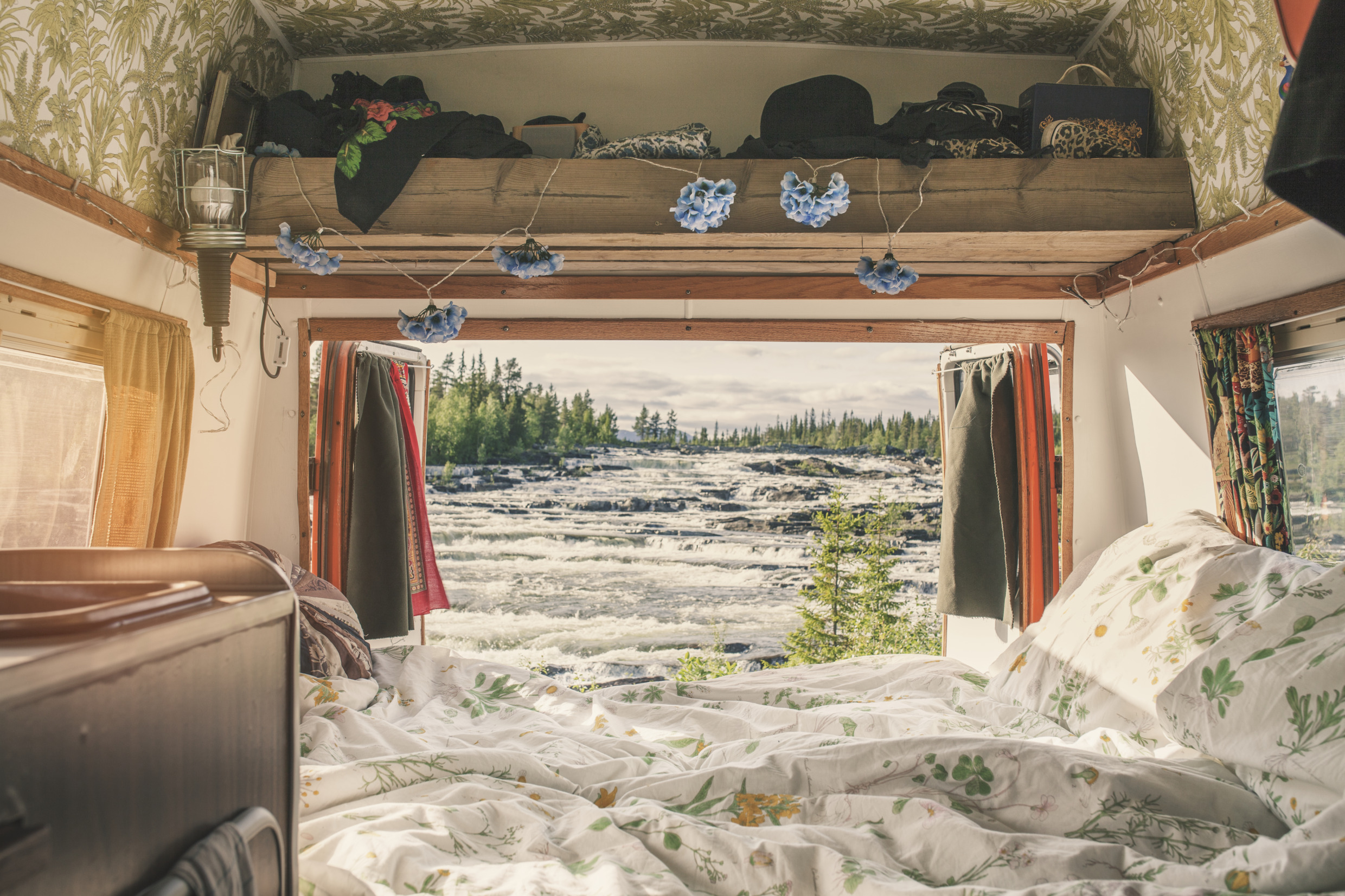 Blick auf einen Wasserfall aus dem Inneren eines Wohnmobils.