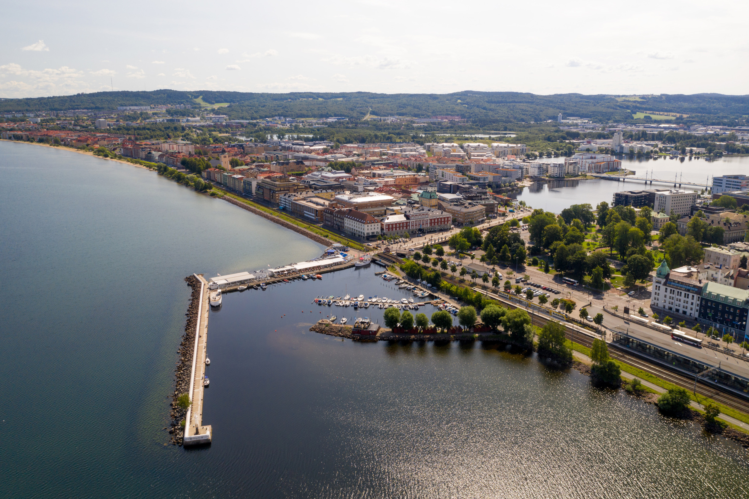 Vue aérienne de la ville de Jönköping avec une digue en pierre sur le lac Vättern.