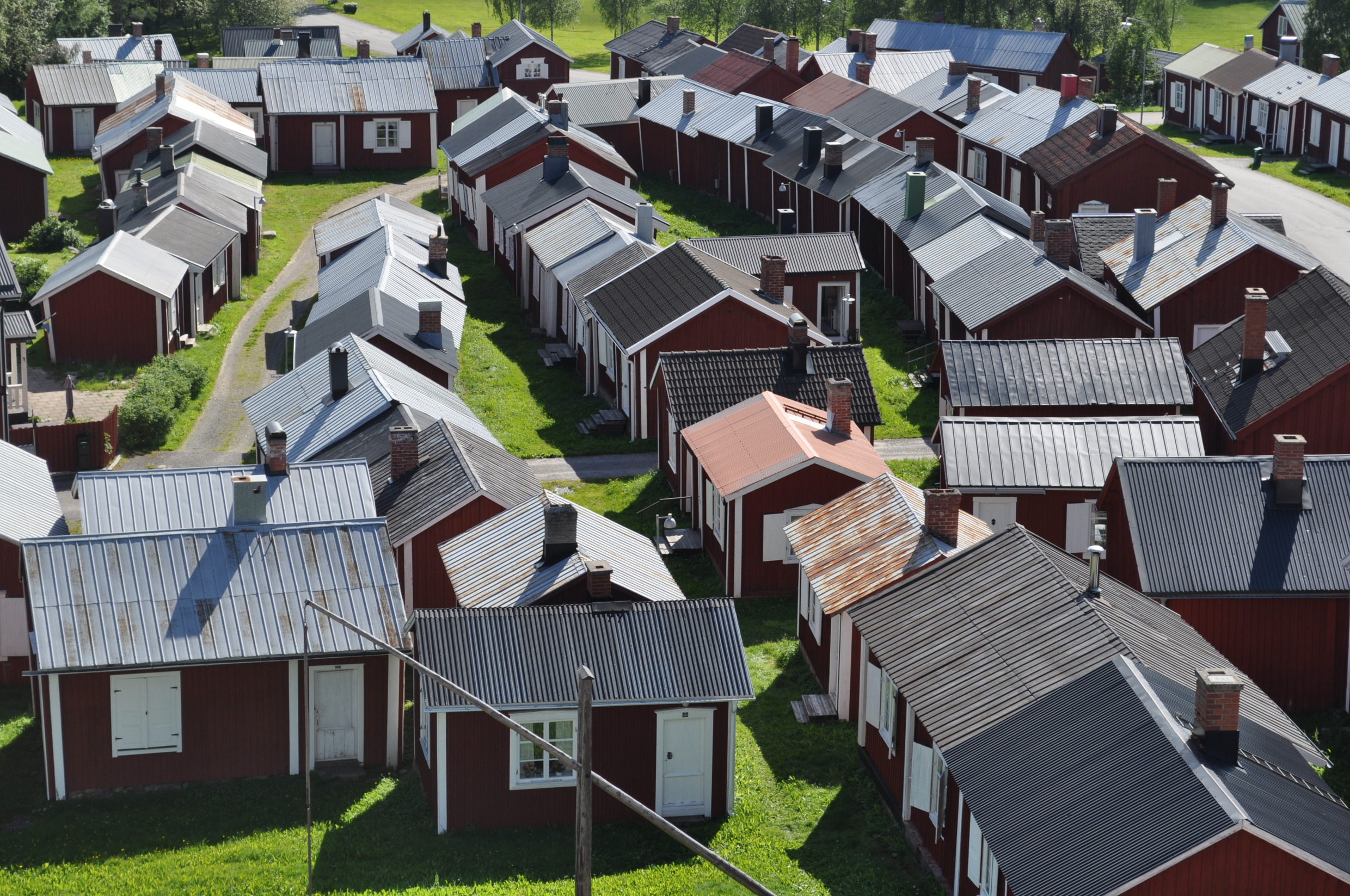 Luchtfoto van het kerkdorp Gammelstad met rode huisjes.