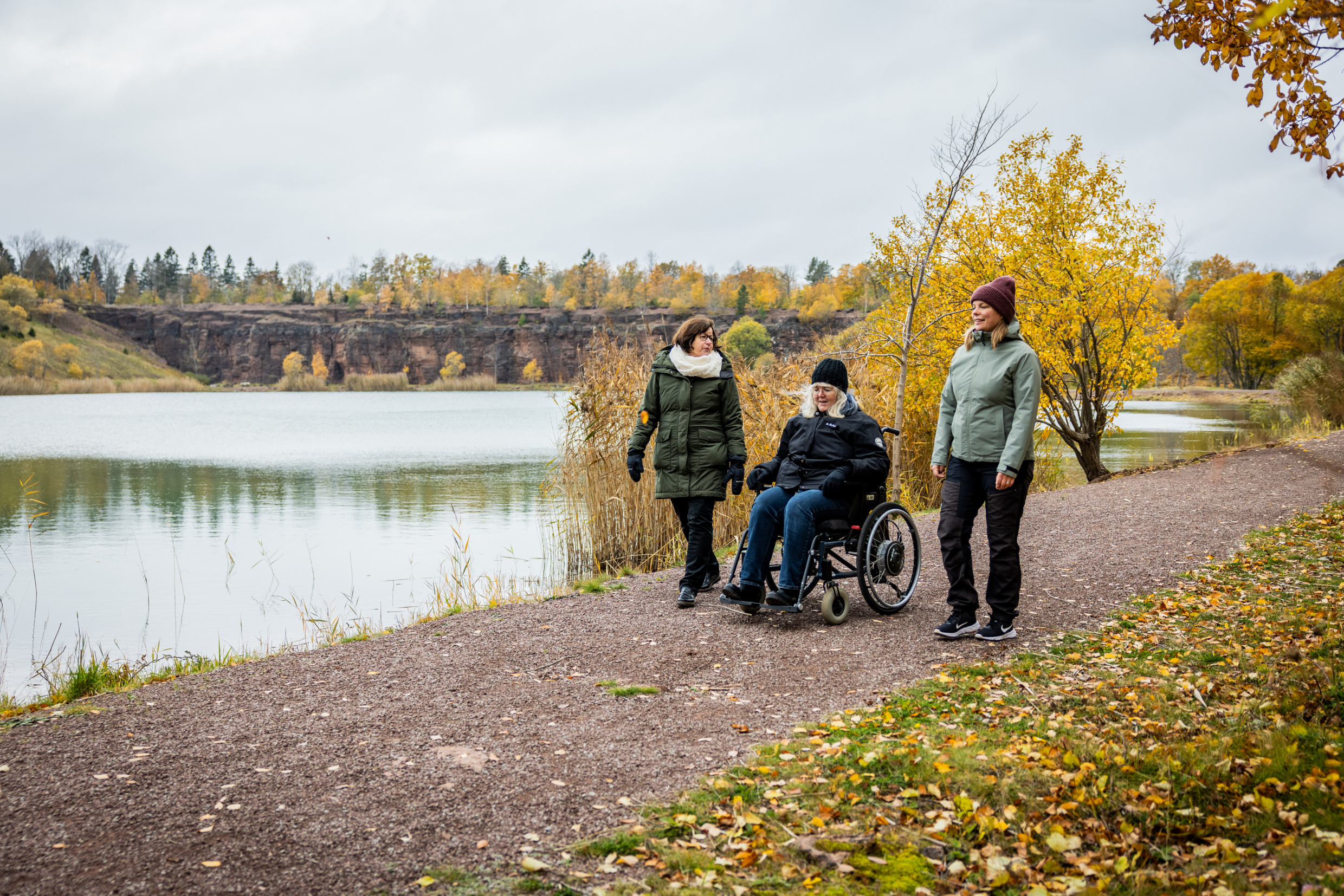 Drei Personen an einem Herbsttag am Steinbruch Kinnekulle.