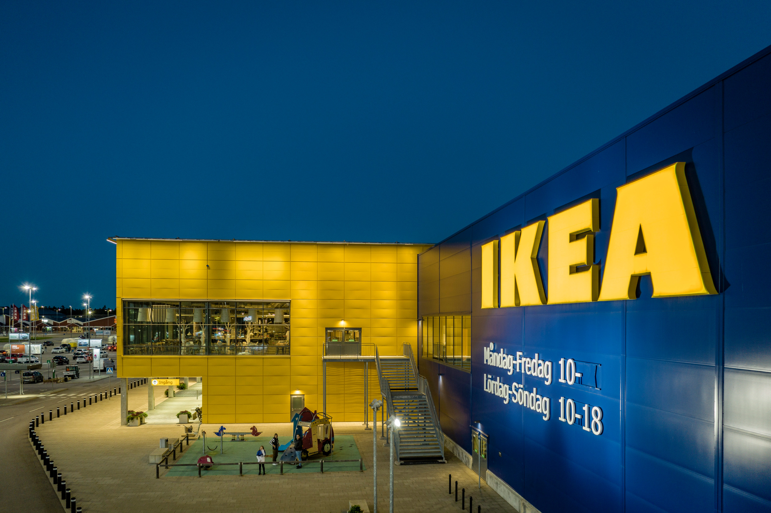 Un grand bâtiment en bleu et jaune avec marqué IKEA.