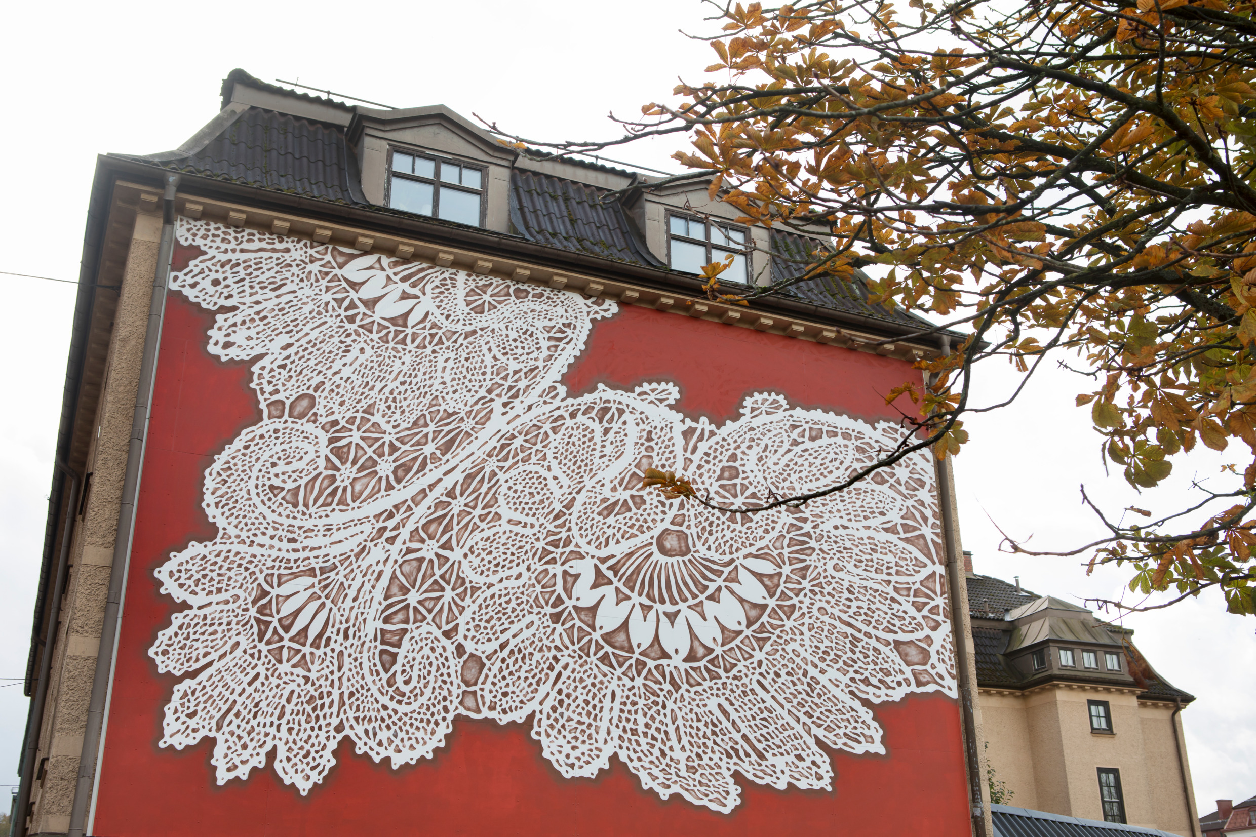 Street Art an einer Hauswand in Borås.