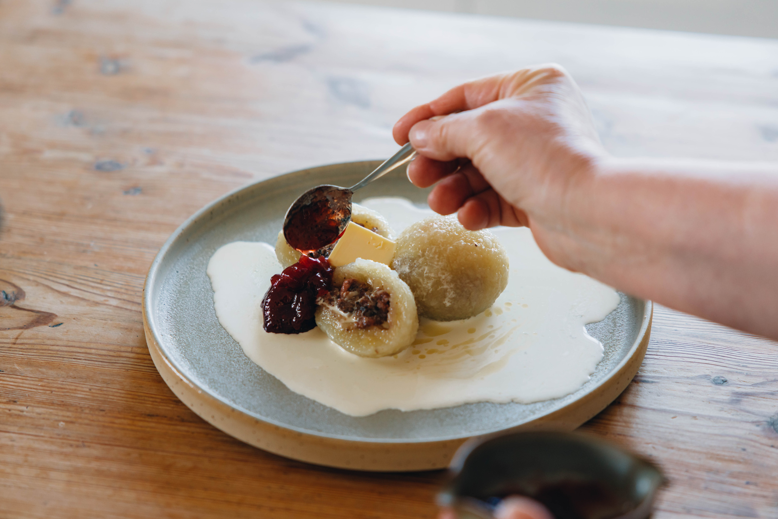 Kroppkaka, le plat emblématique de l'Öland, servi avec des airelles et de la crème.