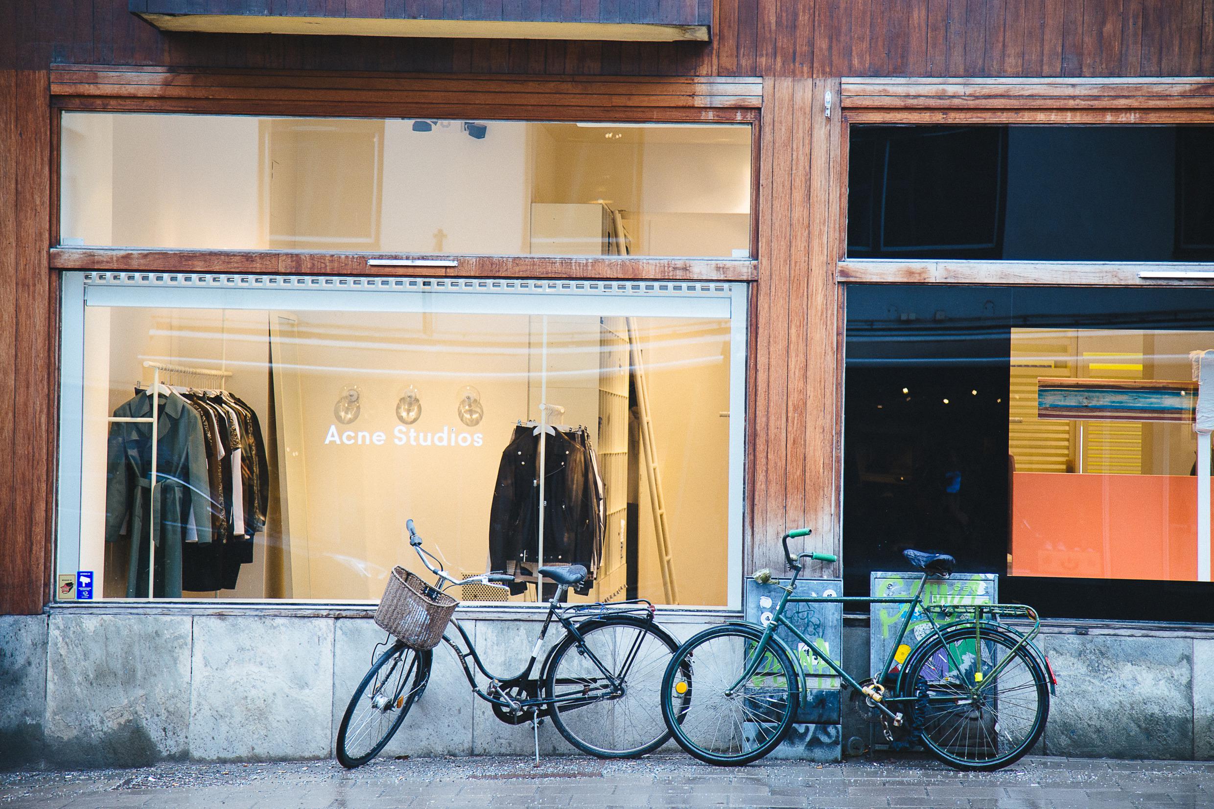 Schaufenster des Acne Stores in Stockholm.