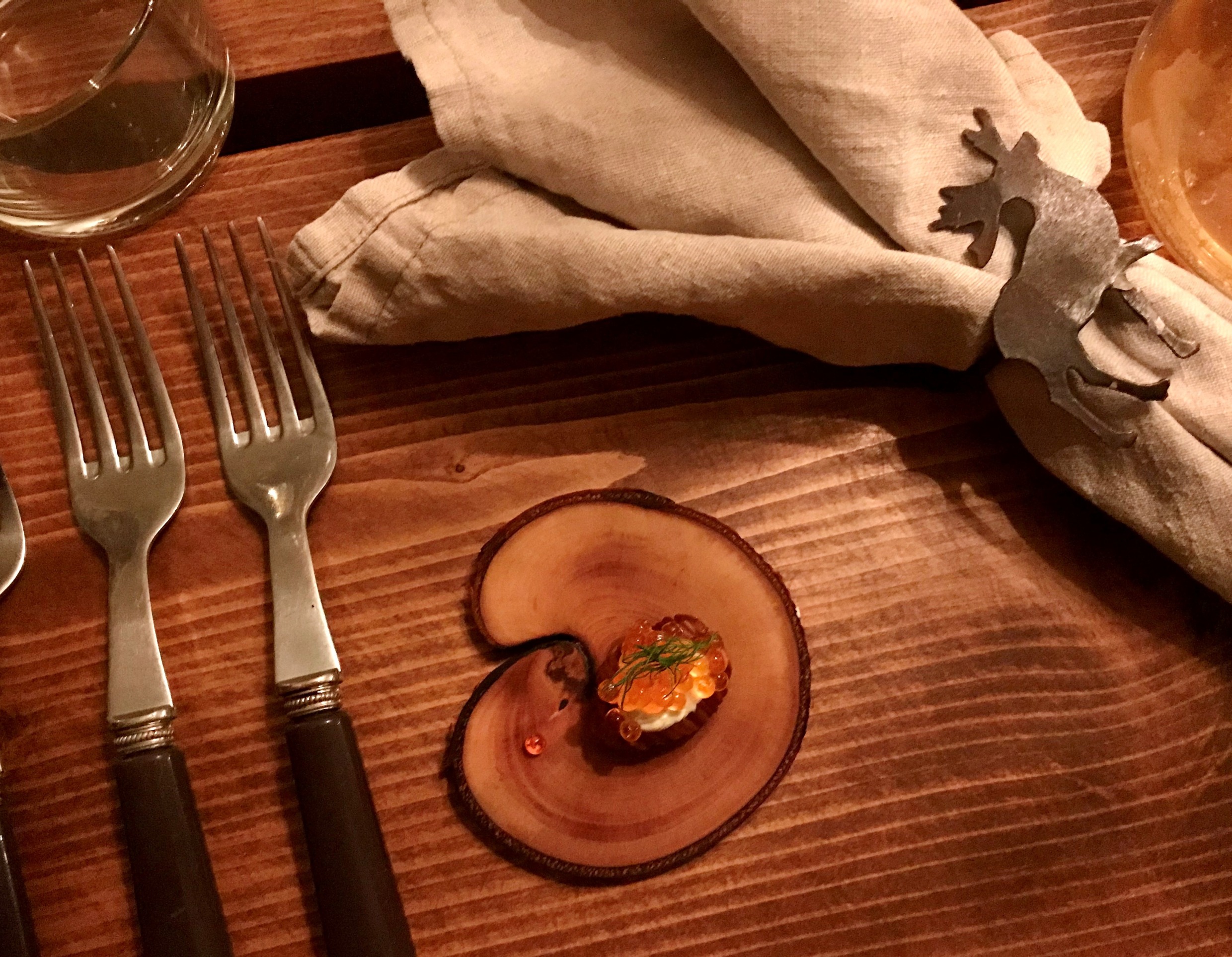 Een klein bordje met houten versiering bij Åre Nature Studio.