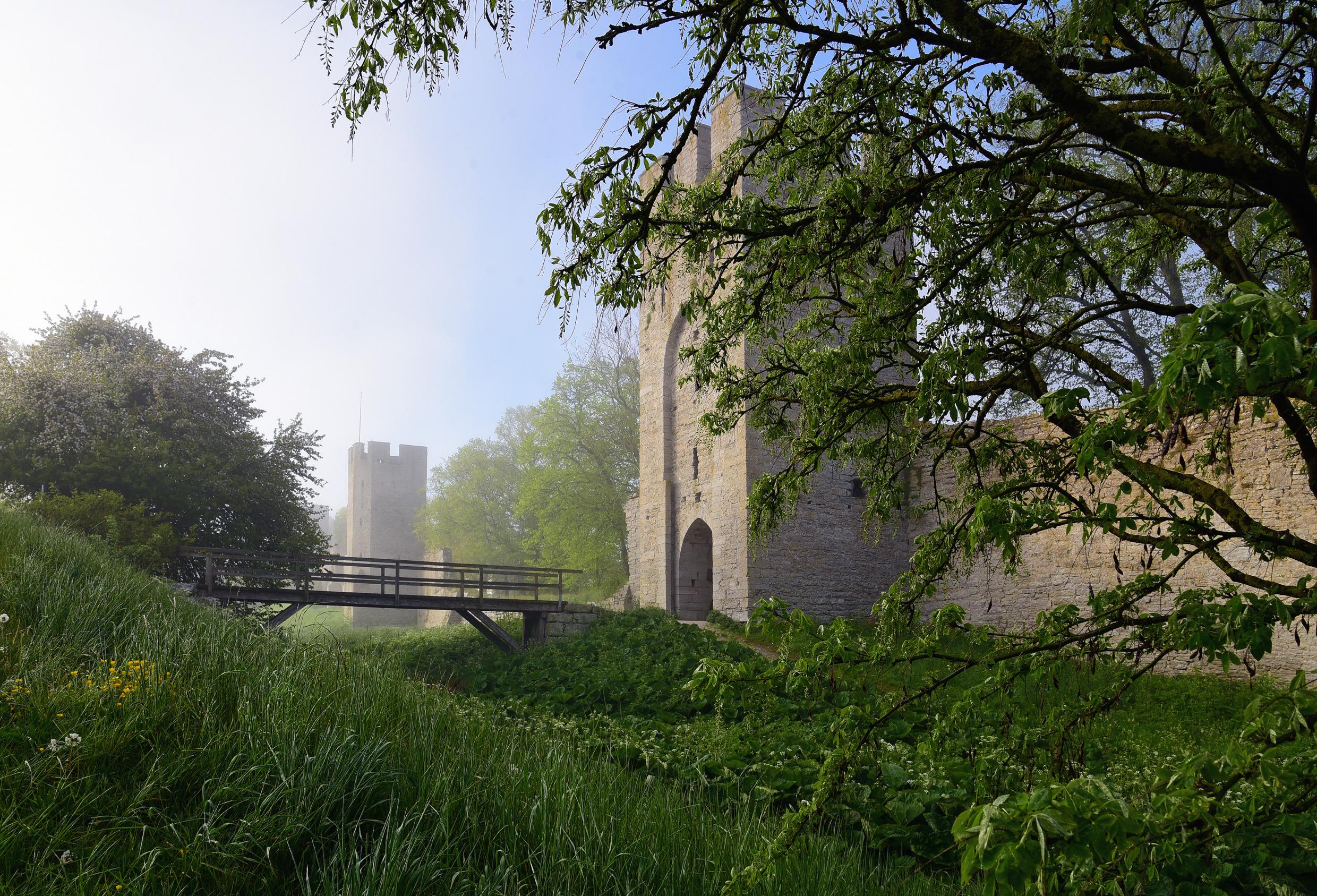 Een stenen muur met torens en poorten.