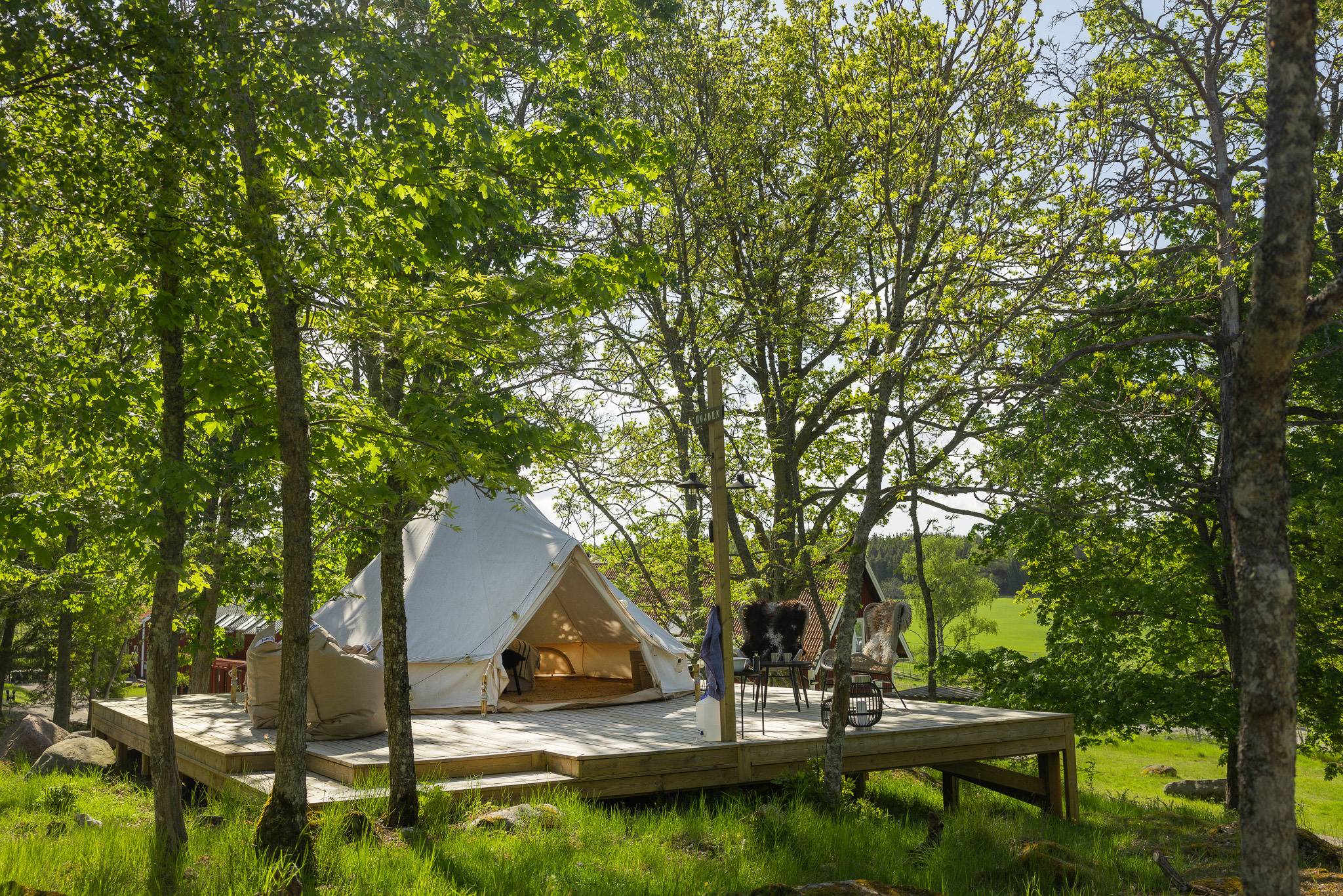 Een houten dek met een glamping tent.