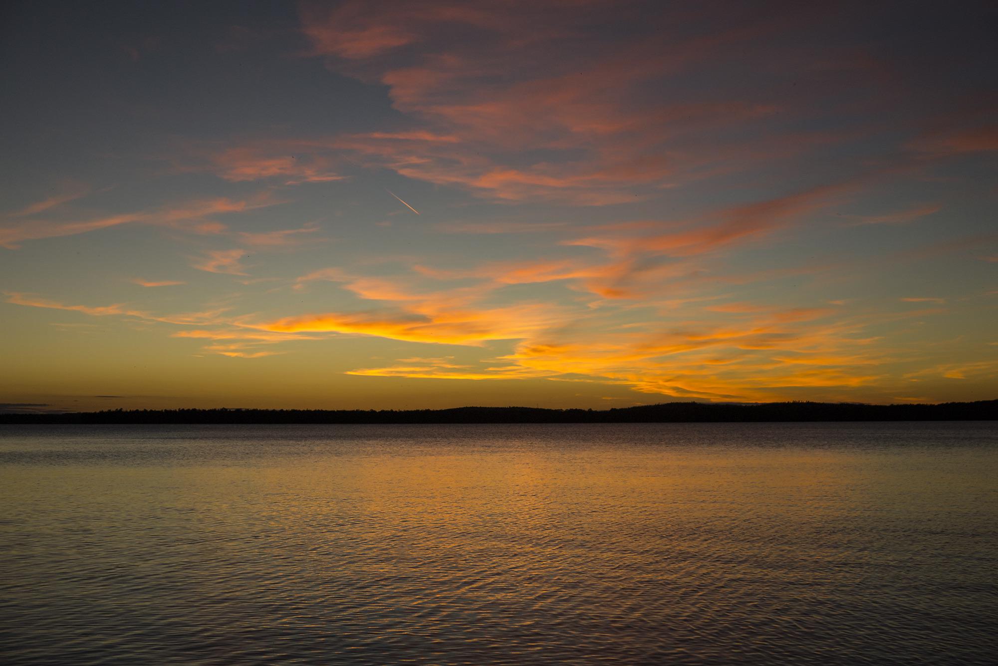 Zonsondergang op een meer in Småland