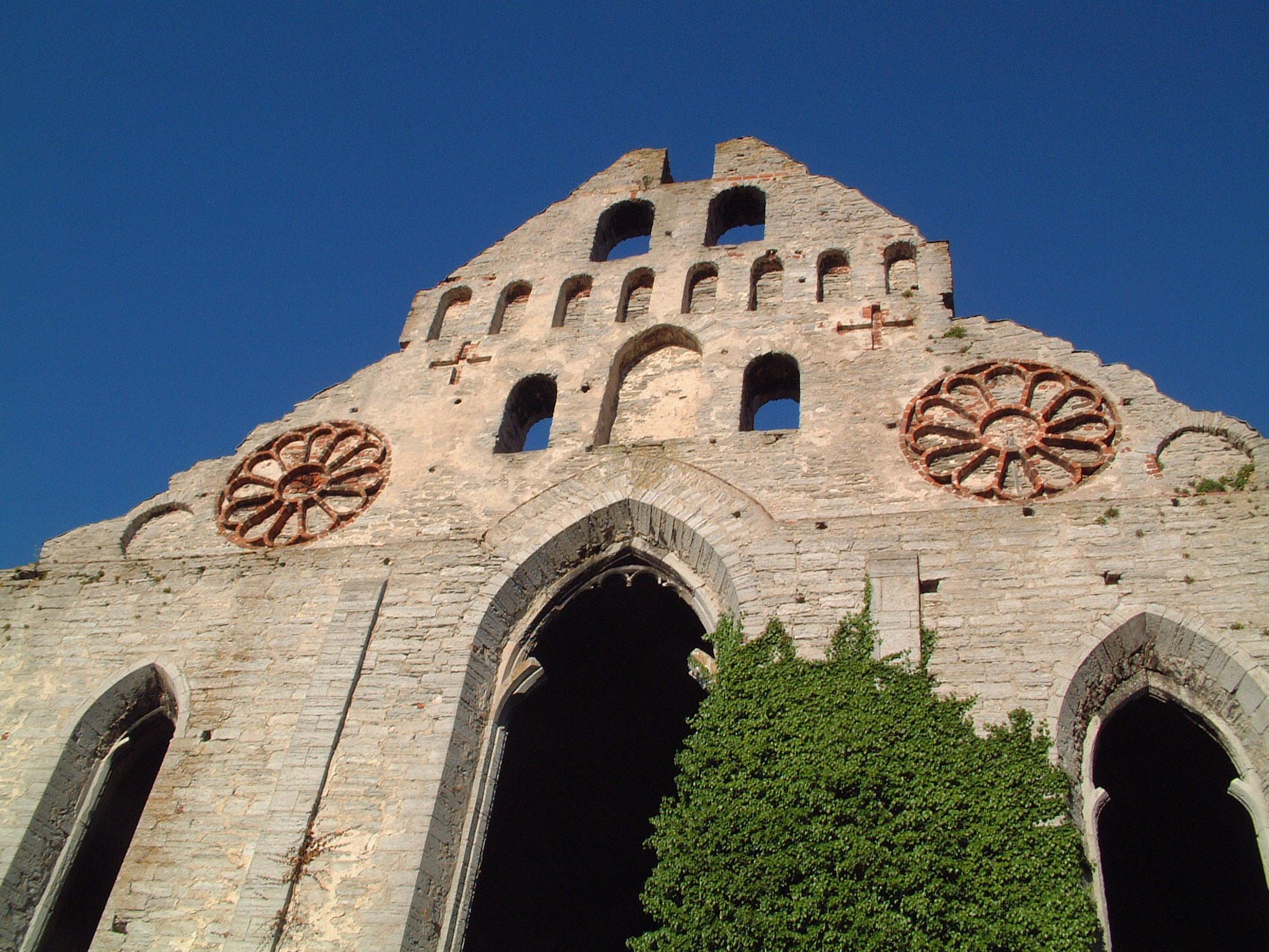 Der Eingang einer Kirchenruine.