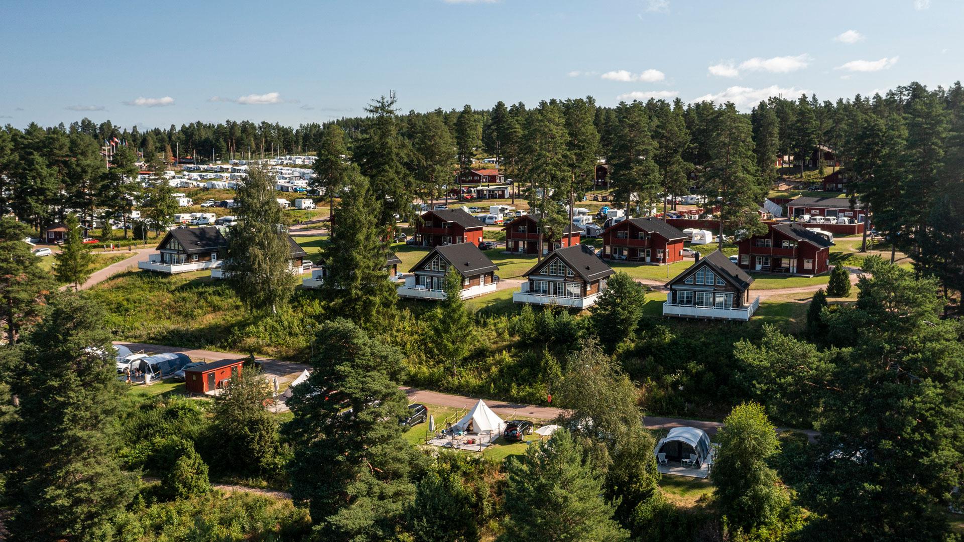 Eine Luftaufnahme der Ferienanlage Leksand Strand im Sommer.