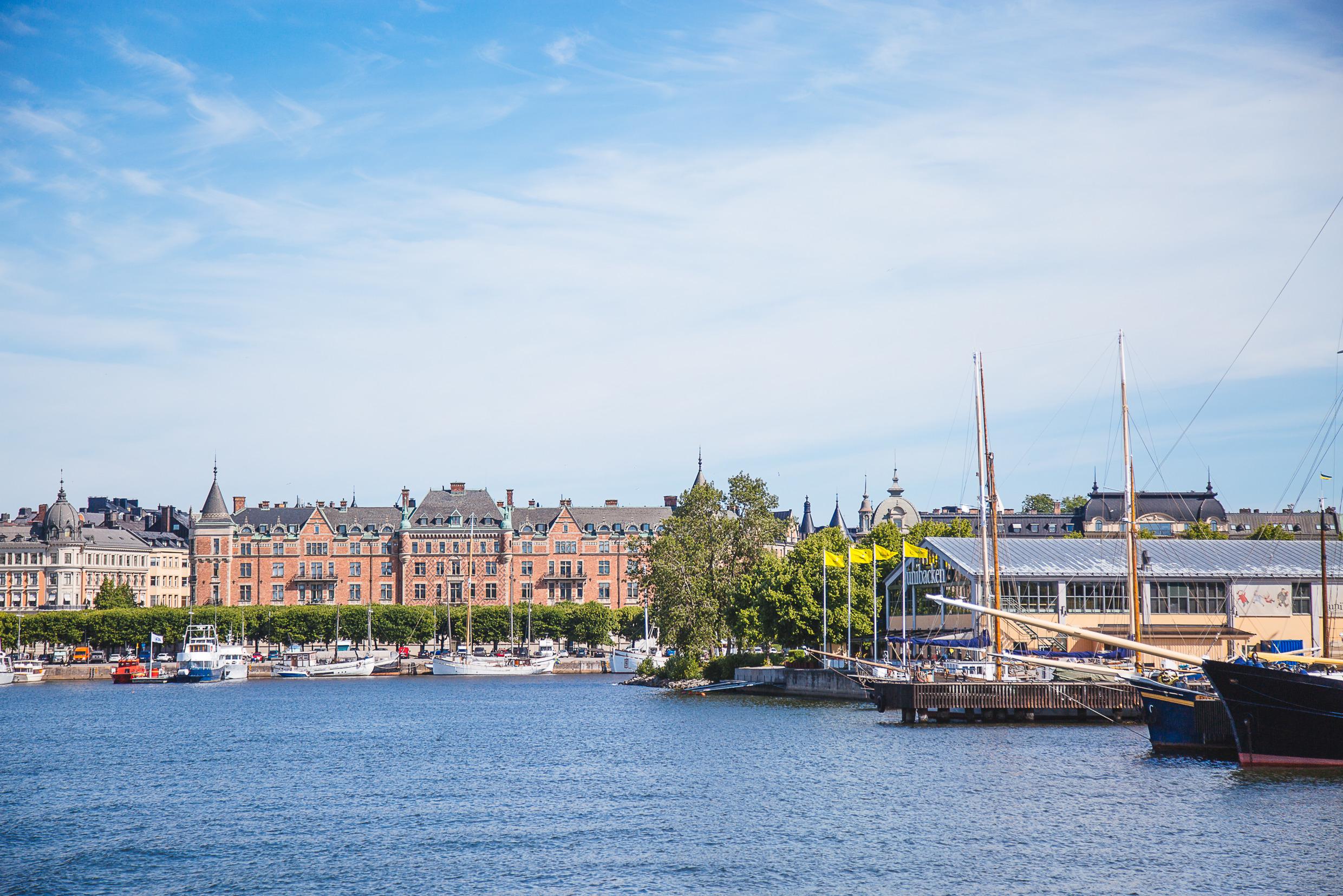 Junibacken ist ein von Astrid Lindgrens Büchern inspirierter Vergnügungspark in Djurgården, Stockholm.