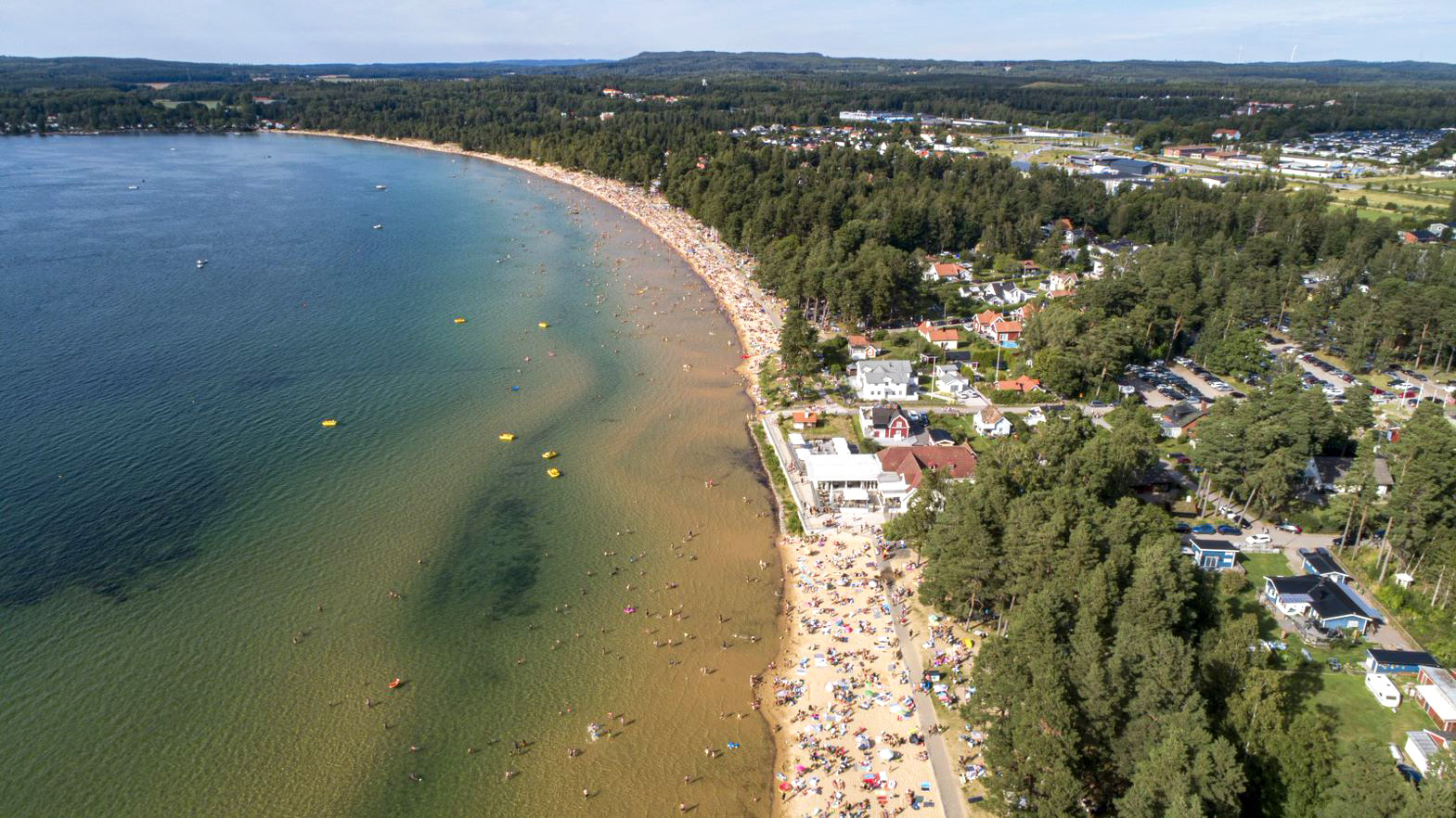 Vue aérienne de la plage de Varamobaden sur le lac Vättern.