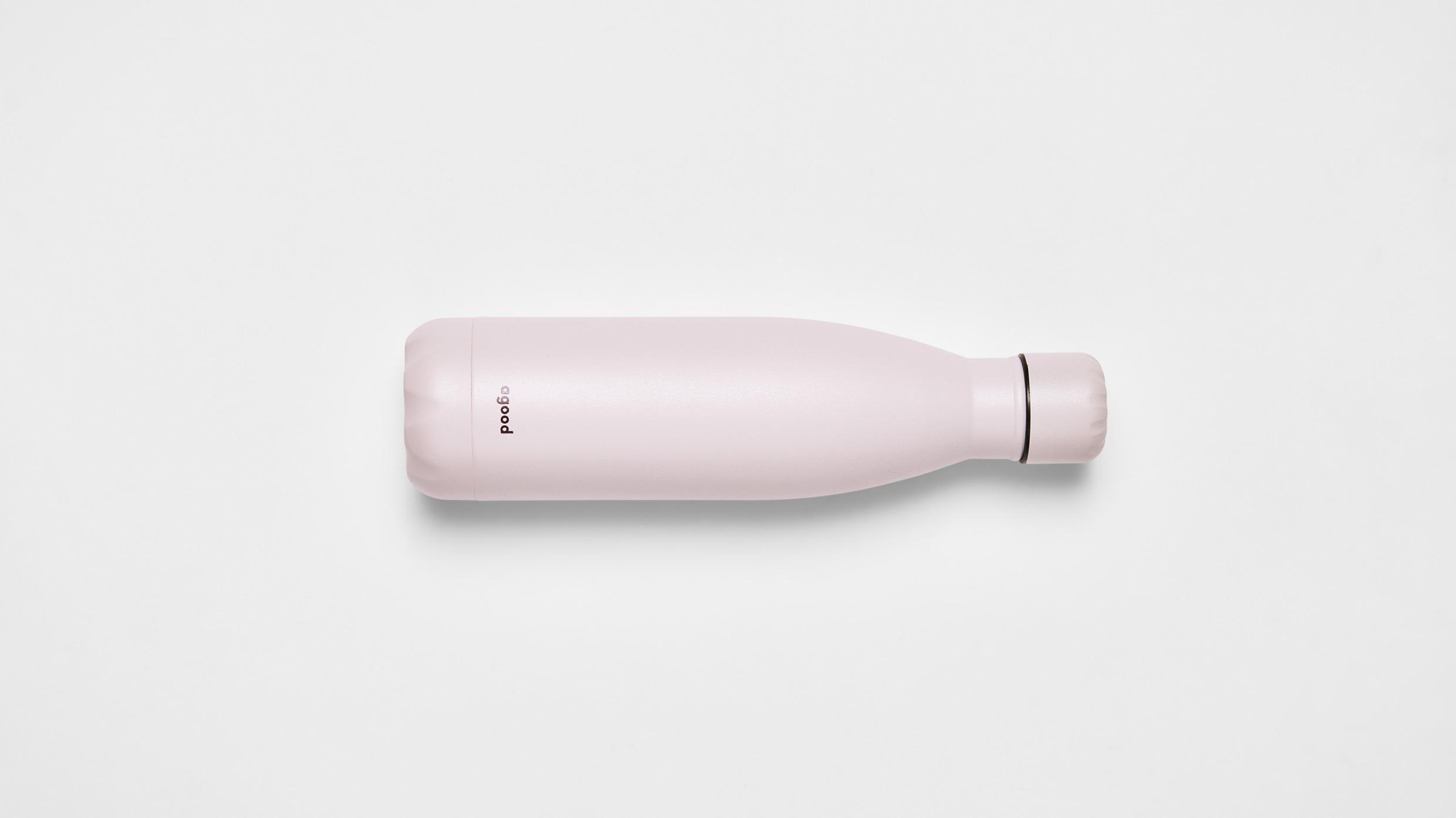 Een roze stalen waterfles op een witte ondergrond.