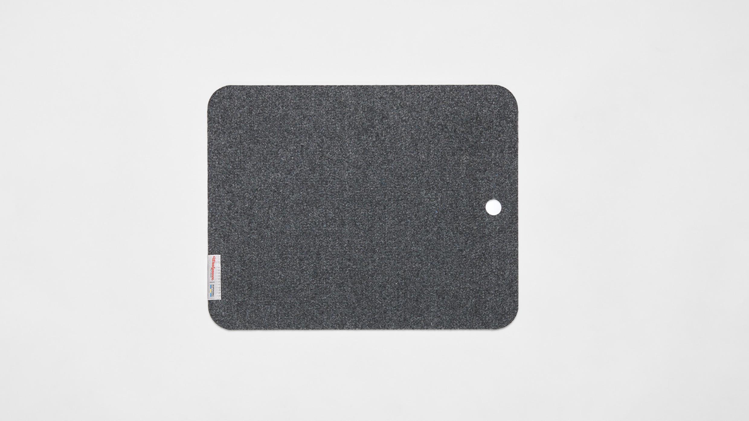 Een donkergrijze zitkussen op een witte ondergrond.