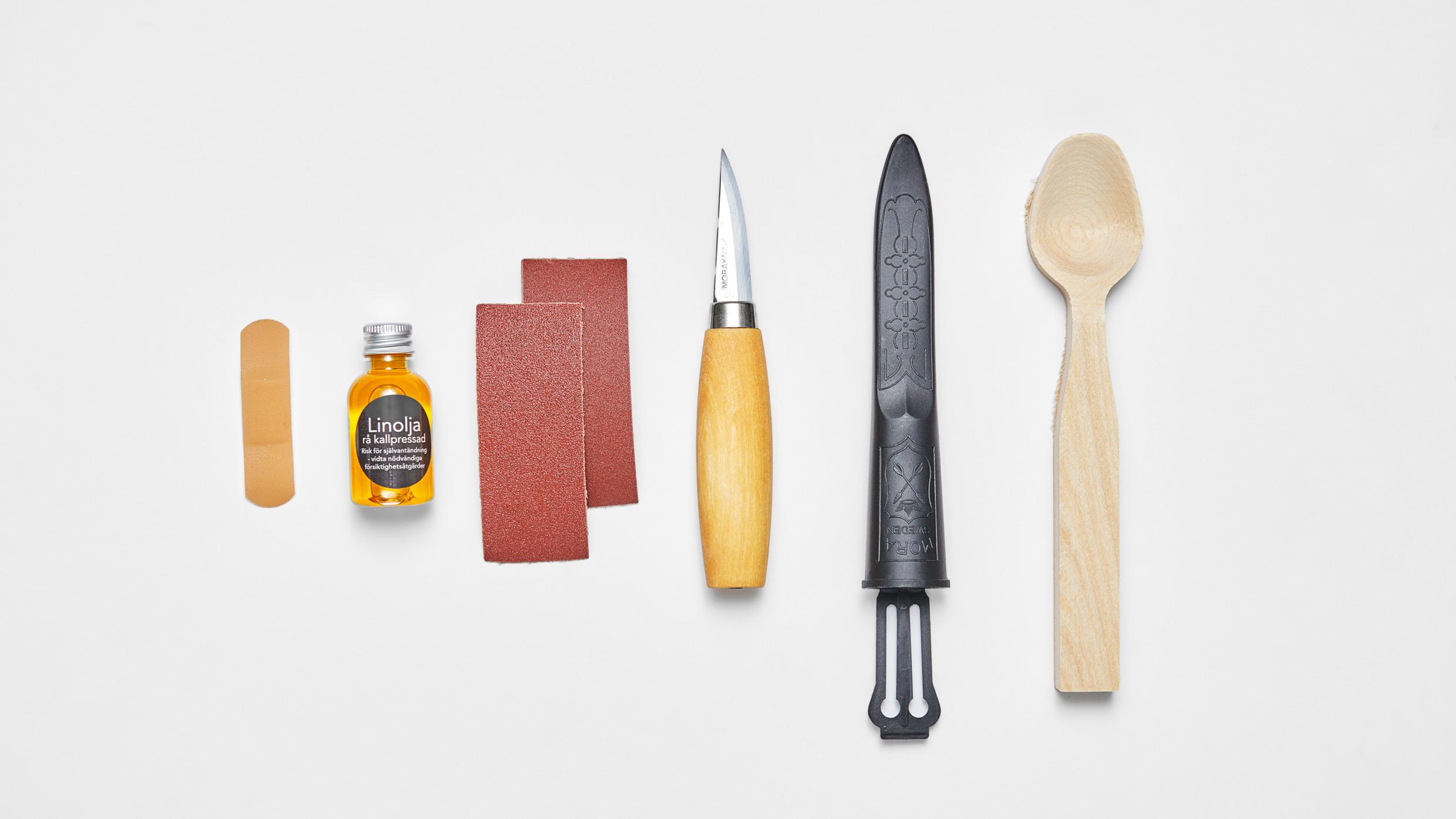 Een houtsnijwerkset op een witte ondergrond.