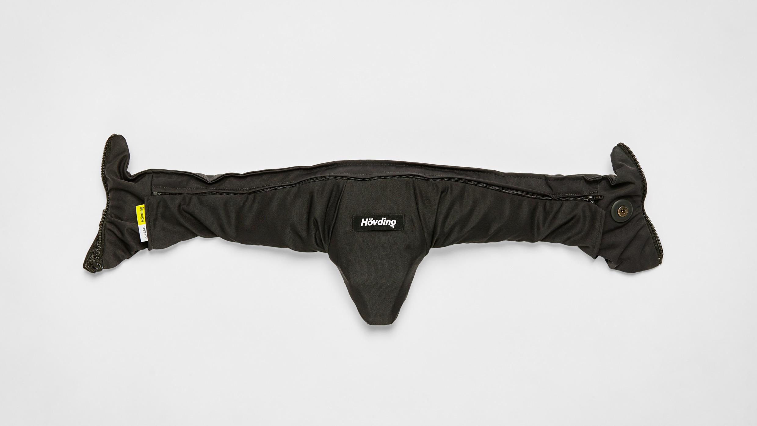 Der Airbag-Helm „Hövding“ wird wie ein Kragen getragen. Hier auf einer weißen Fläche.