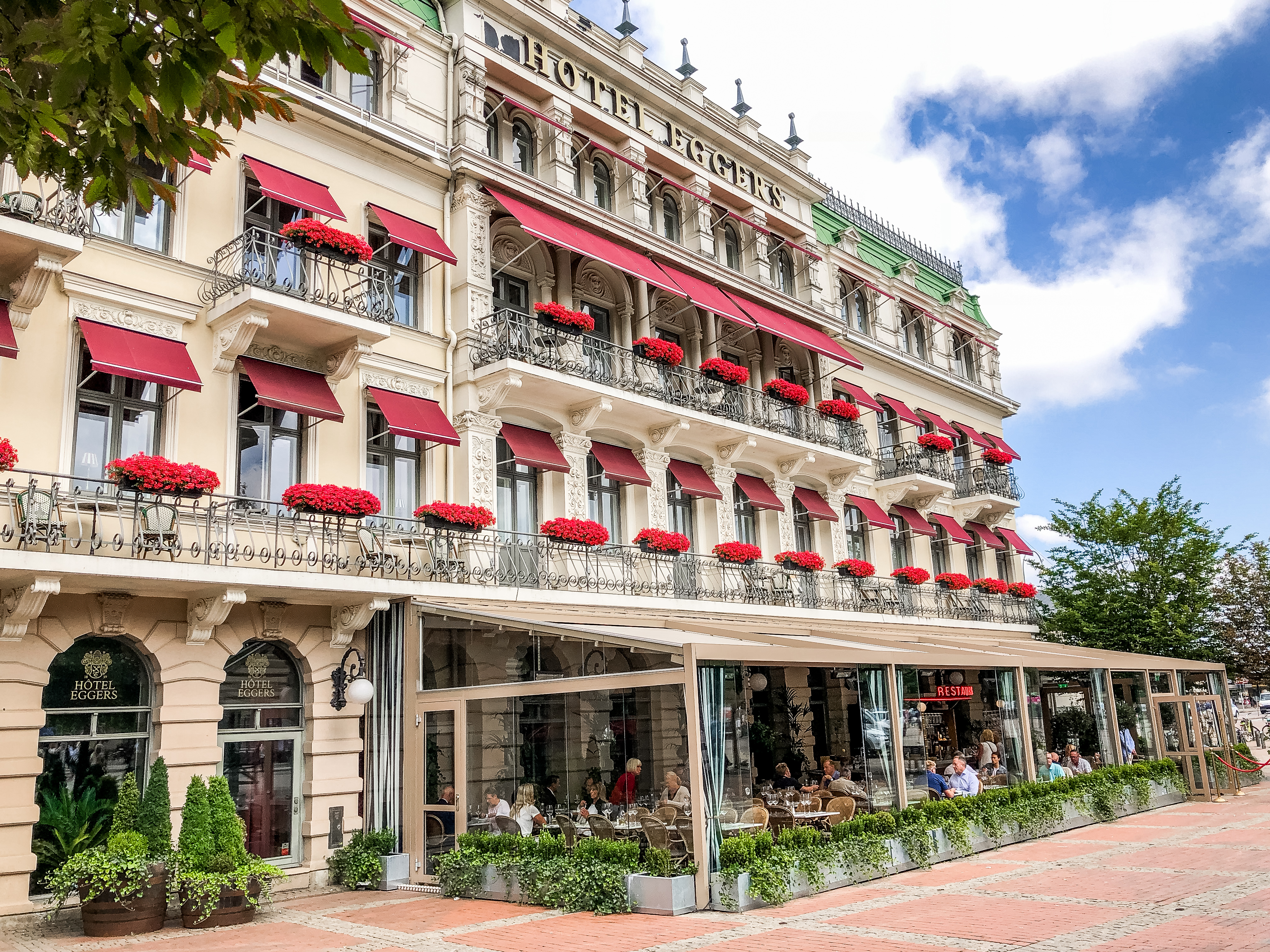 Die historische Fassade des Hôtel Eggers im Zentrum von Göteborg besticht durch ihre kunstvolle Architektur, die Balkone und die Möglichkeit, im Freien zu speisen.