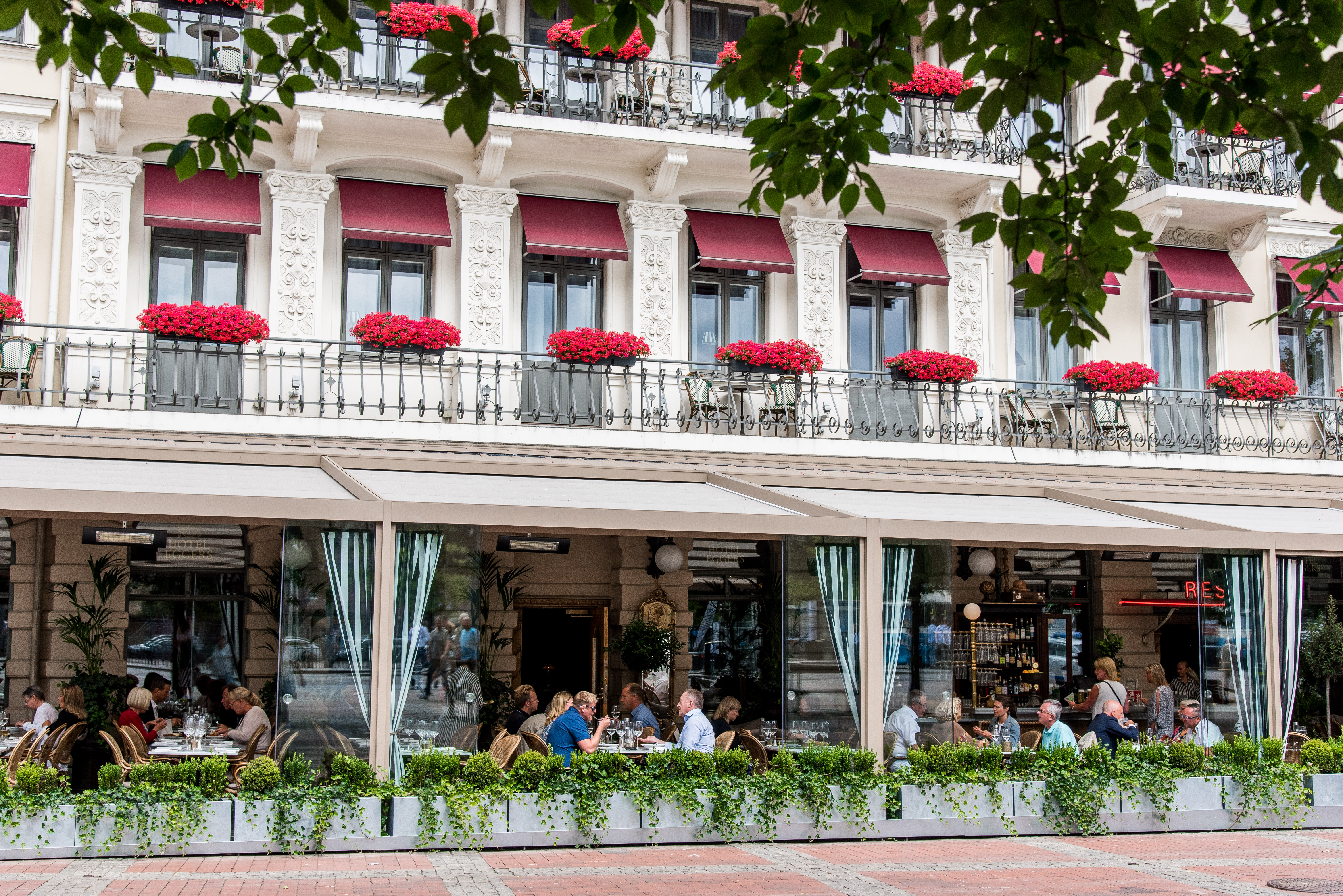 De historische gevel van Hôtel Eggers in het centrum van Göteborg, met sierlijke architectuur, balkons en een terras.