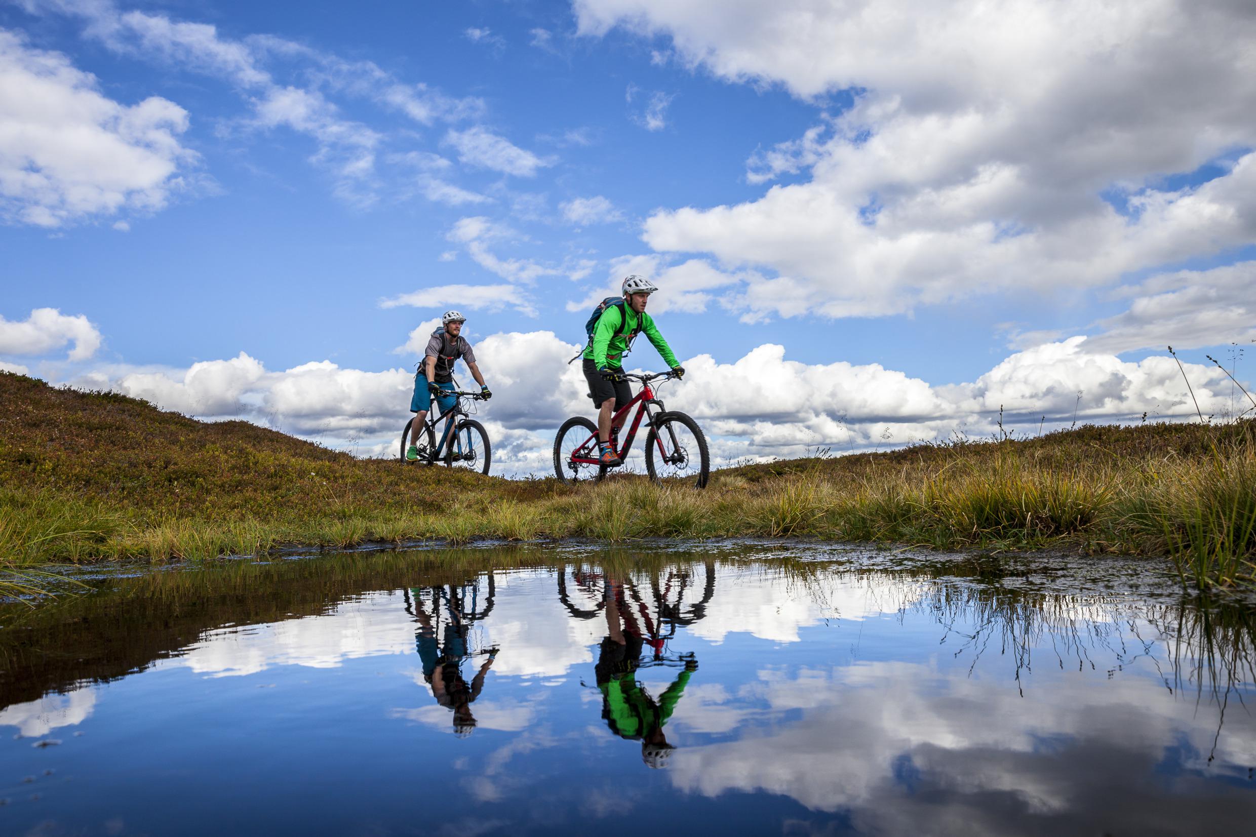 Fietsen aan een meer in Dalarna