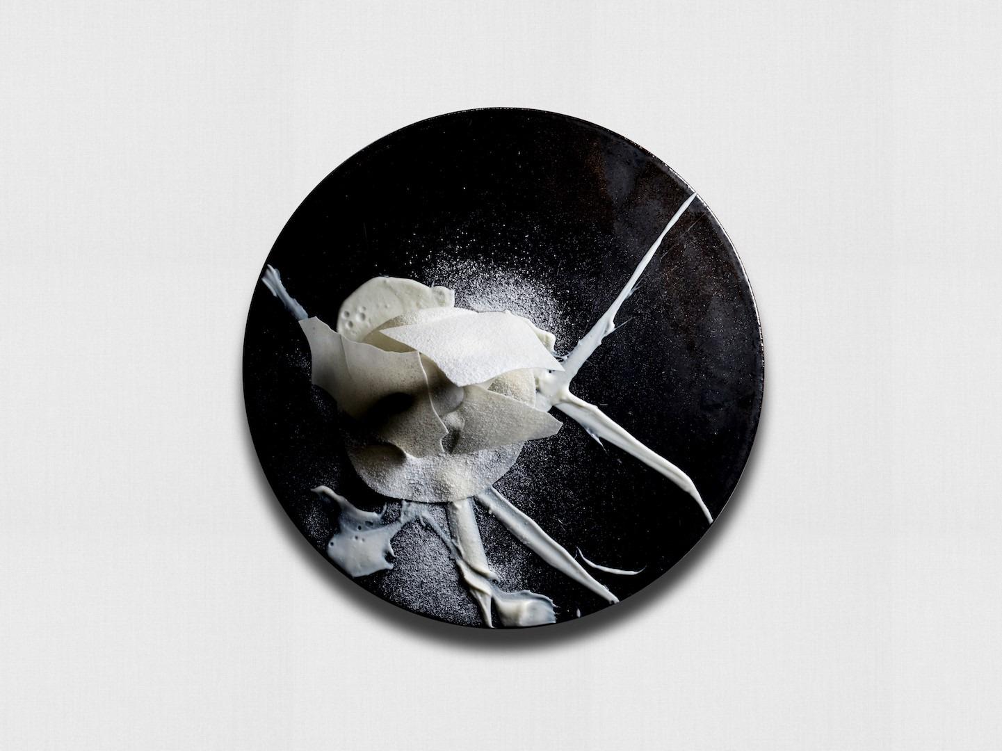 Dessert im Malmöer Restaurant Vollmers Nyanser wurde auf einem schwarzen Teller kunstvoll platziert und abgelichtet.