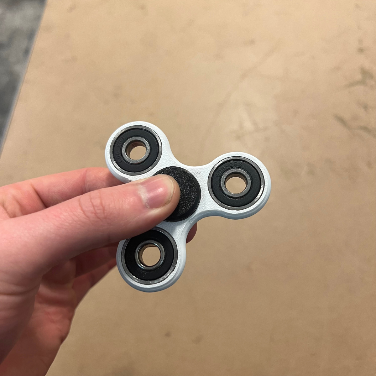 bild nr 2 på produkten: Fidget spinner Trio spin med kullager - Välj bland flera färger!