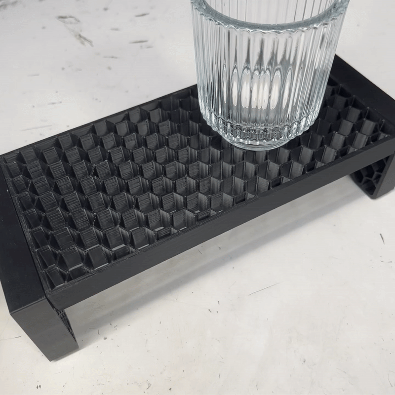 GIF på produkten: Hexagon mönstrat ställ till hemmet. Använd till frukosten, fikan eller ha stående på bänkskivan.