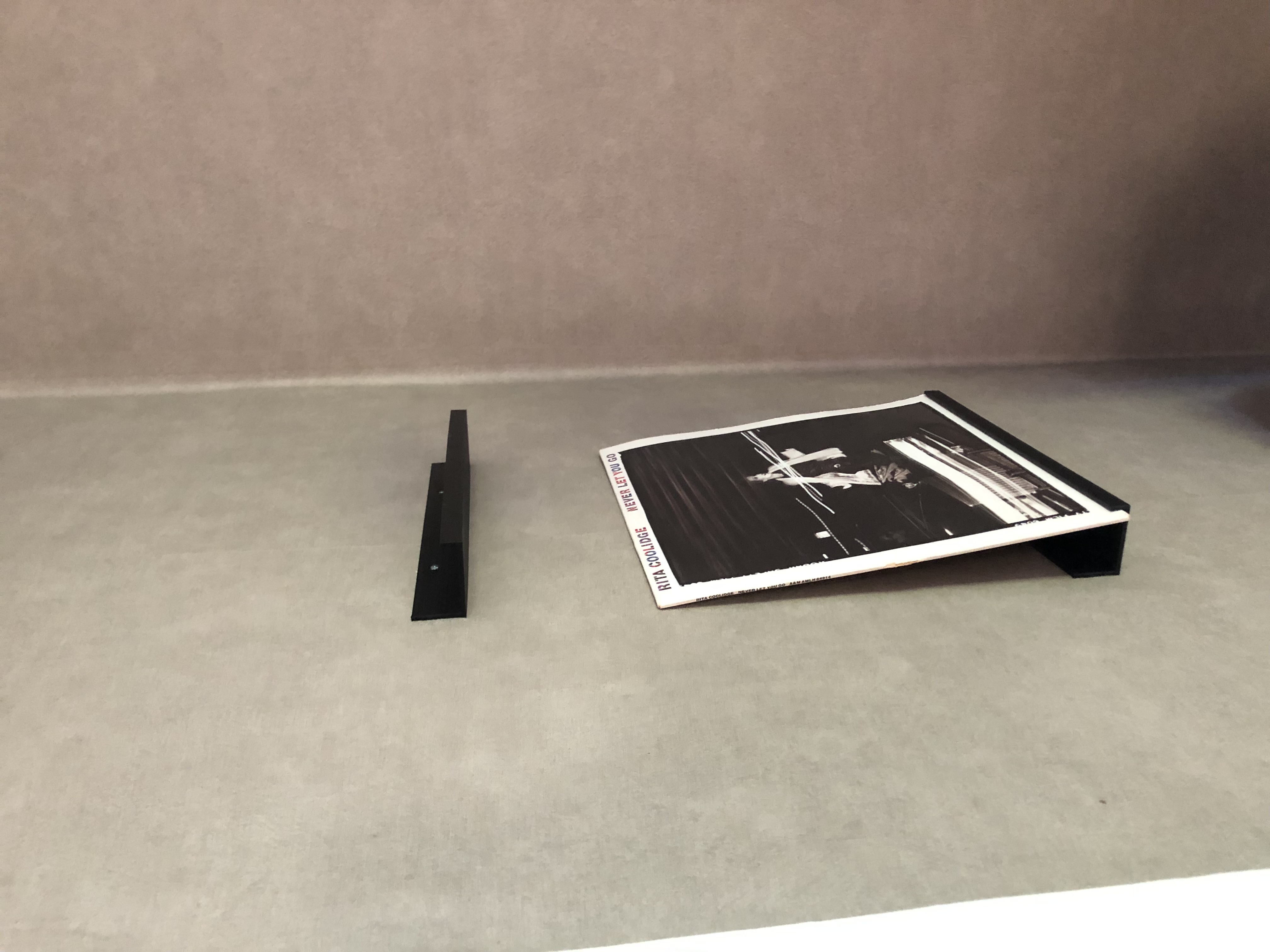 bild nr 1 på produkten: Minimalistisk LP-hållare - Väggfäste för 12 tum vinylskivor – Visa upp dina favoriter med stil!