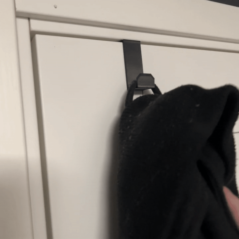 GIF på produkten: Dörrkrok för 40 mm tjocka dörrar - Häng den över dörrkanten så har du en krok tillgänglig