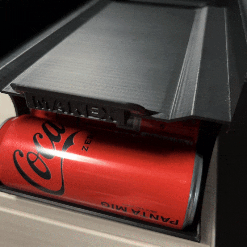 GIF på produkten: 🥤 Kylskåpsvänlig burkdispenser – Smart & kompakt dryckeshållare för 33cl burkar, rymmer 8–10 st, enkel att bära & flytta – Perfekt för fest, gaming & filmkvällar!