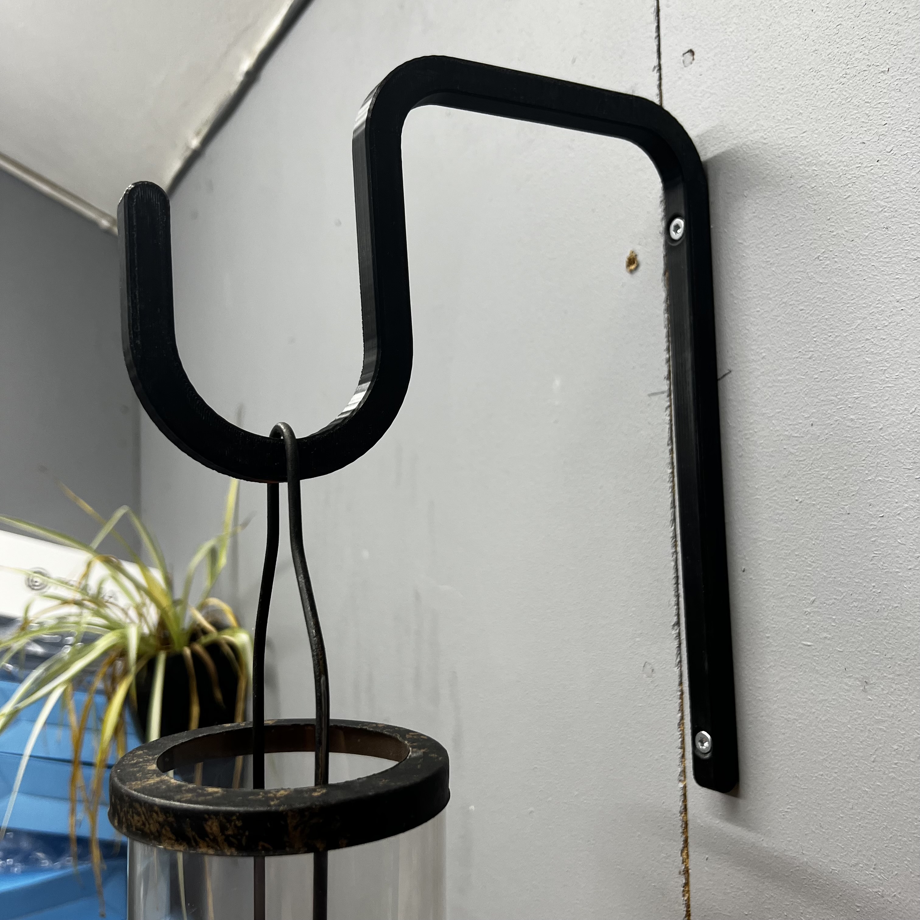 bild nr 2 på produkten: Vägg Krok Hänga Stor, För att hänga t.ex lyktor och andra object - Hem