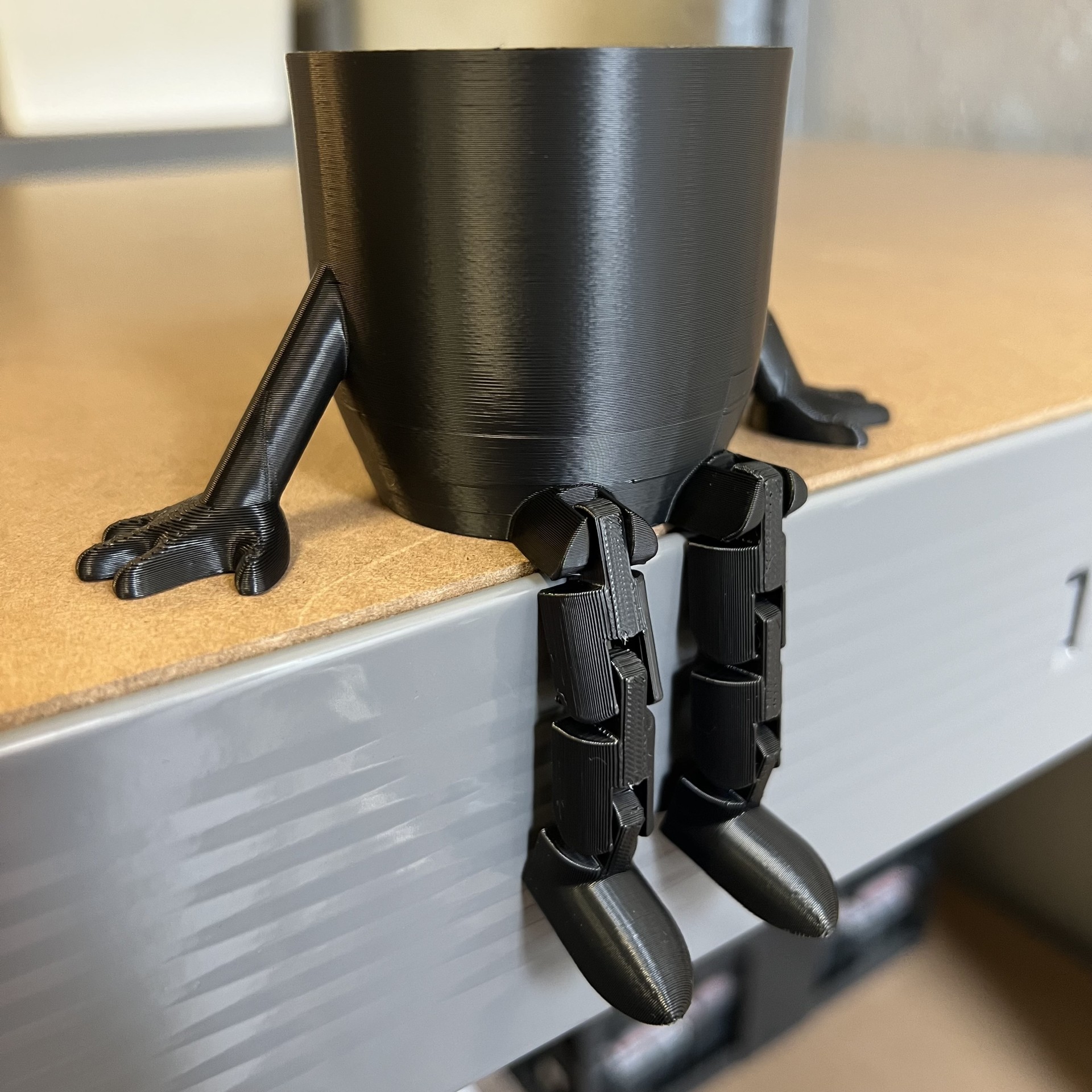 Bild på 3D printad produkt med namn: Sittande kruka med rörliga ben - Passar 5,5 cm krukor