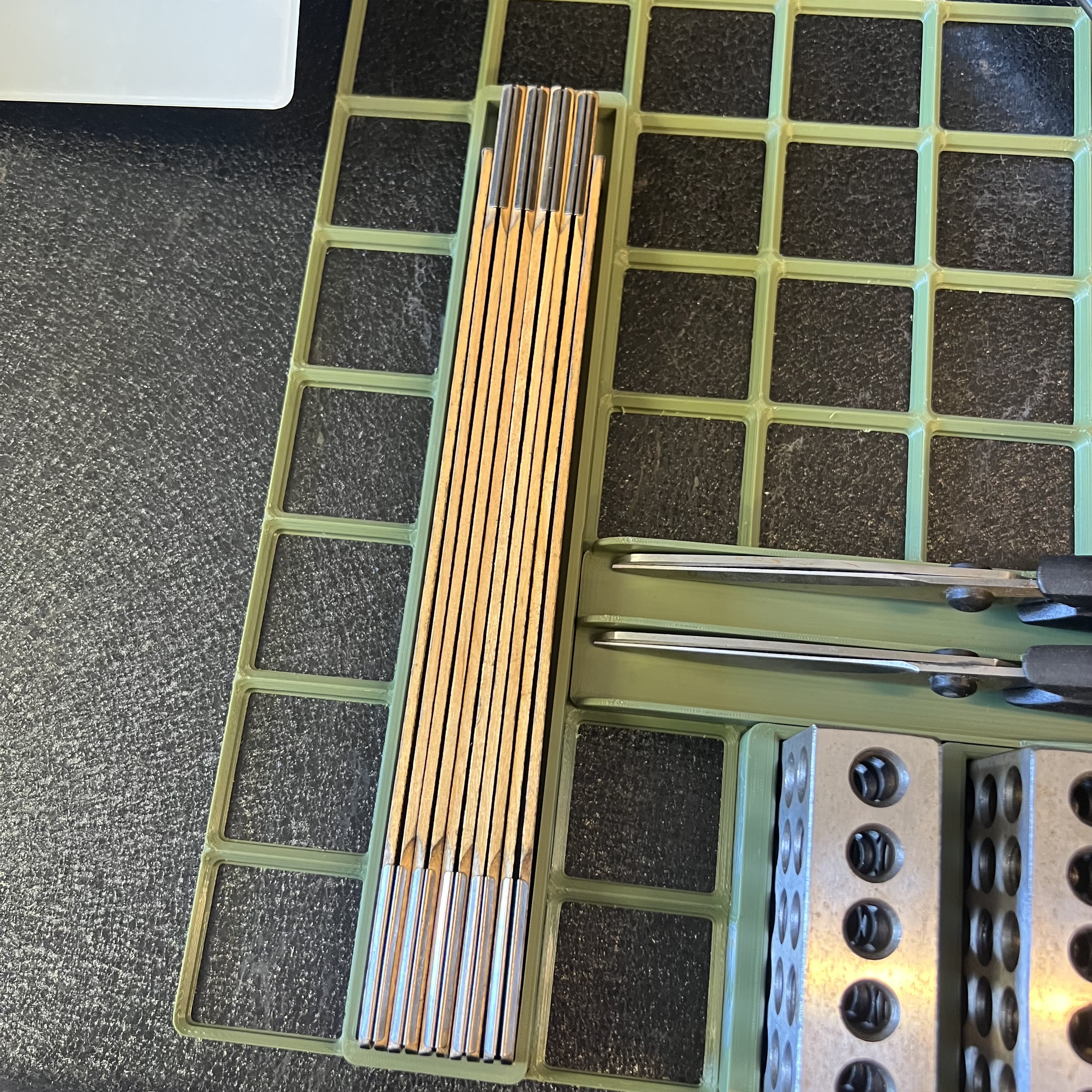 bild nr 1 på produkten: Gridfinity Kompatibel, Meterstock universal, Tryck i änden så vinklas meterstock upp.