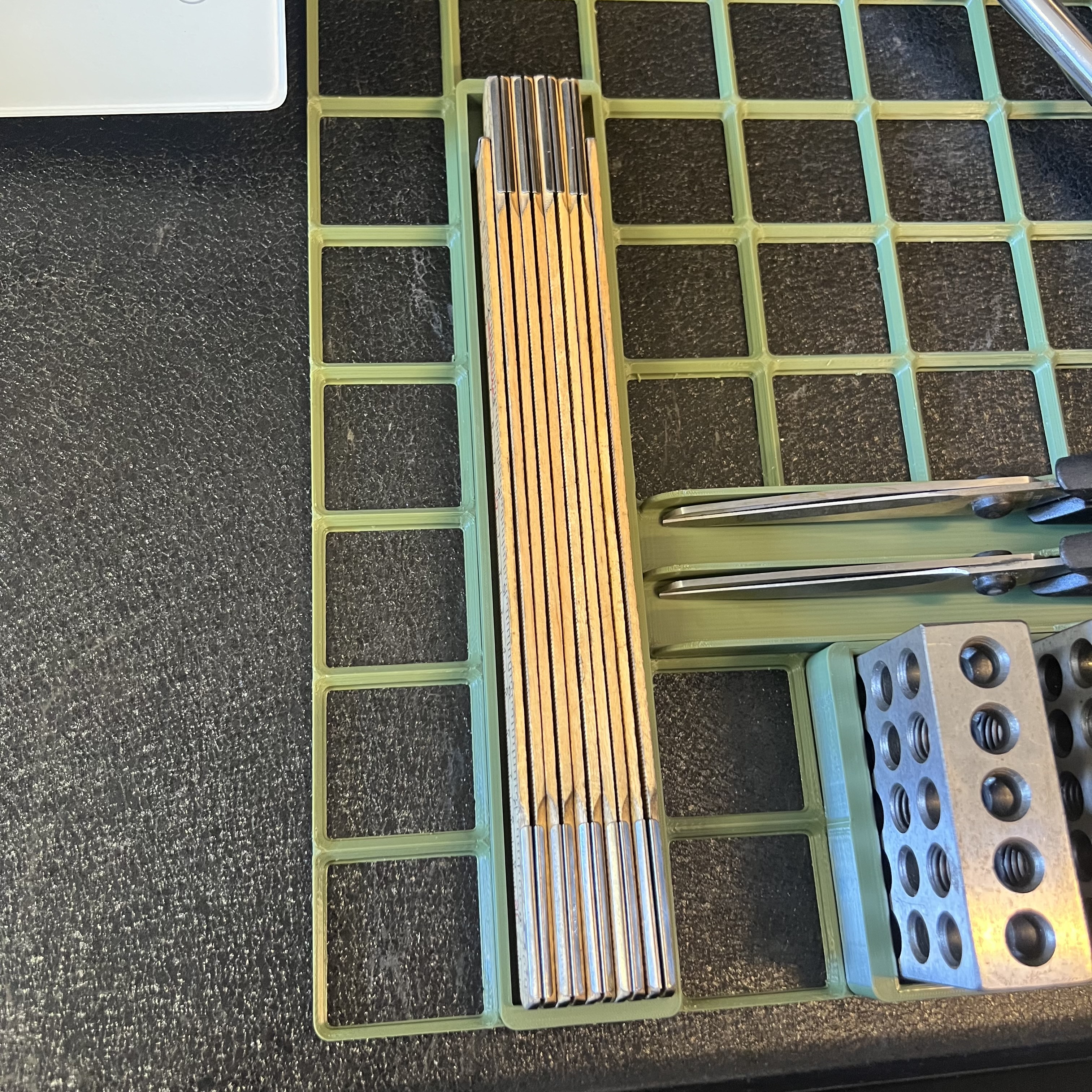 bild nr 3 på produkten: Gridfinity Kompatibel, Meterstock universal, Tryck i änden så vinklas meterstock upp.