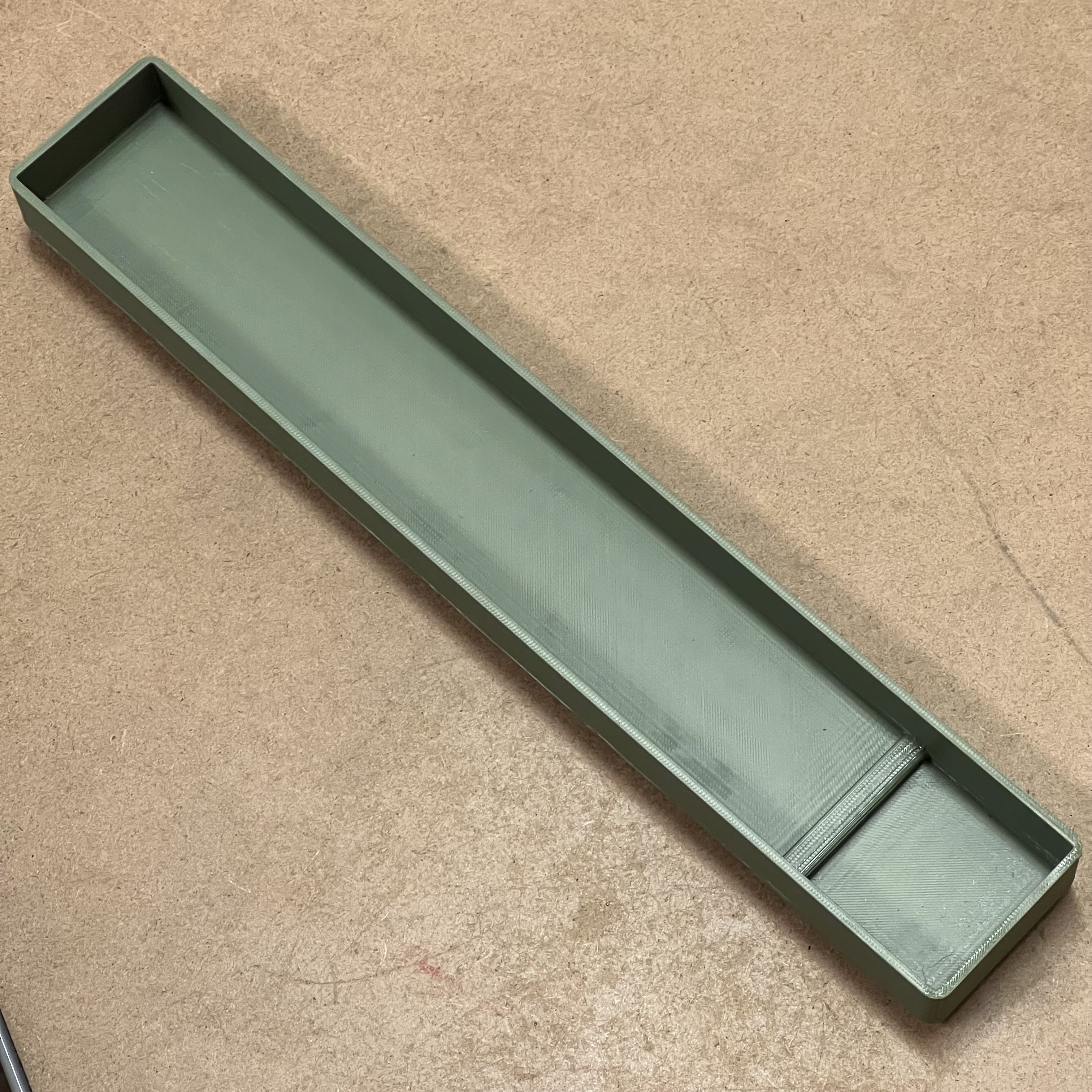 bild nr 2 på produkten: Gridfinity Kompatibel, Meterstock universal, Tryck i änden så vinklas meterstock upp.