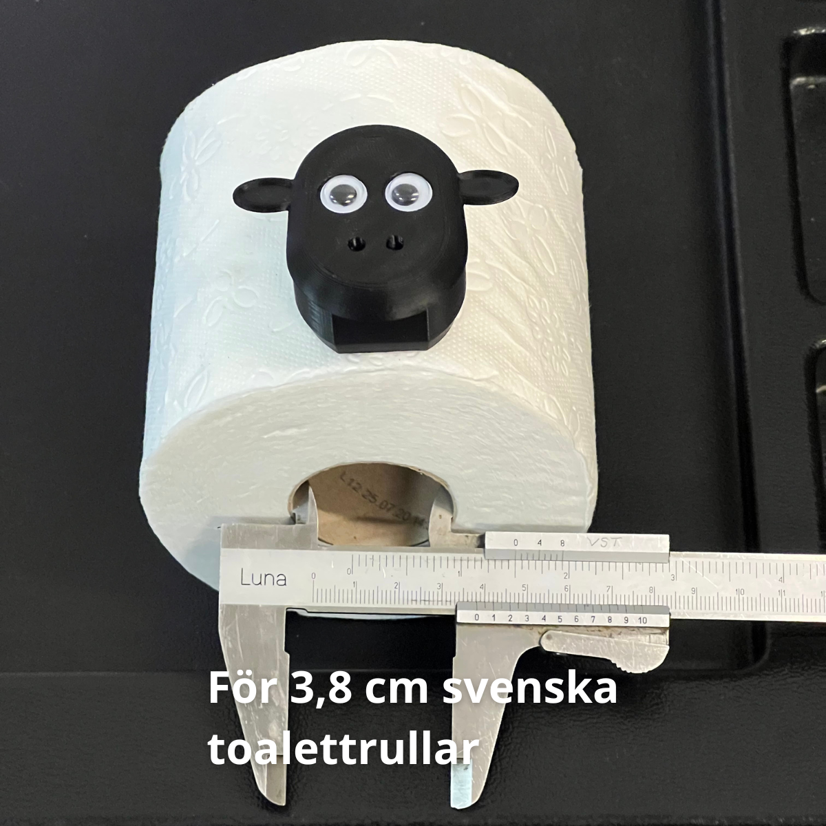 bild nr 2 på produkten: Toalettpappershållare Lamm - Passar svenska 3,8 cm toalettpappersrullar - Söt förvaring av papper - Rolig fristående - Lustig badrumsdekor - 1 st - Toalettrullehållare som badrumsförvaringstillbehör - Toalettrullestativ