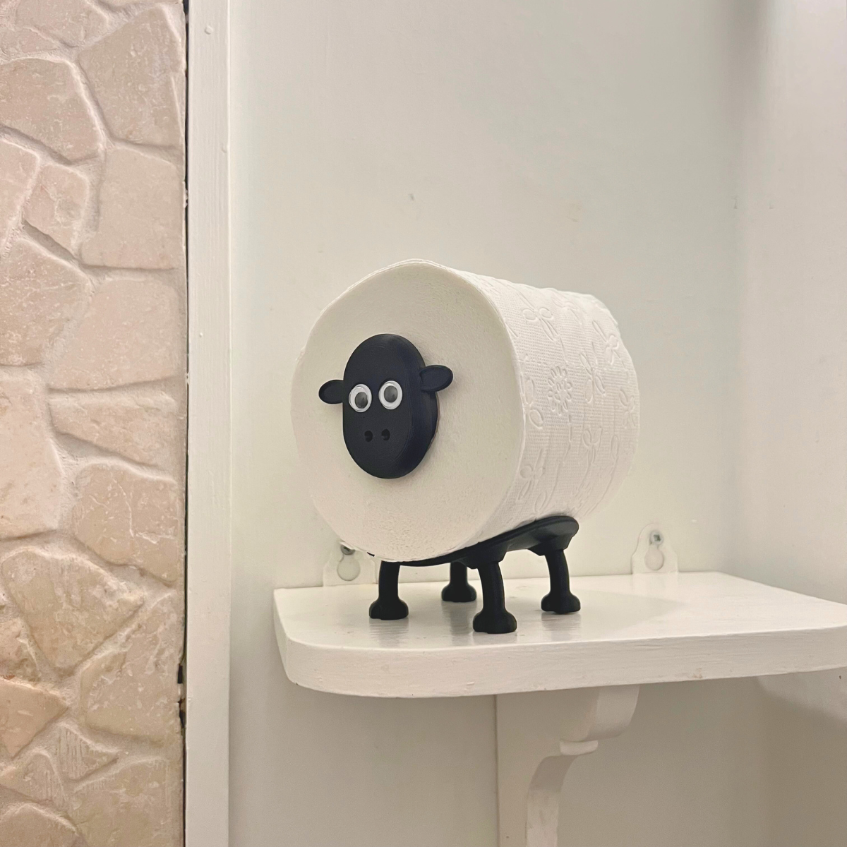 bild nr 1 på produkten: Toalettpappershållare Lamm - Passar svenska 3,8 cm toalettpappersrullar - Söt förvaring av papper - Rolig fristående - Lustig badrumsdekor - 1 st - Toalettrullehållare som badrumsförvaringstillbehör - Toalettrullestativ