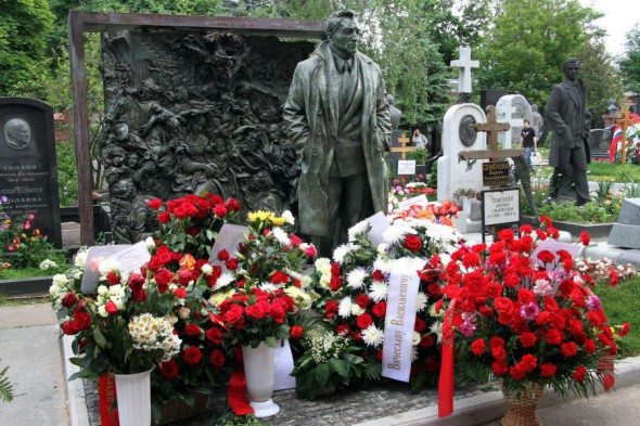 Памятник Тихонову на могиле актера