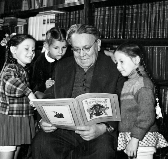 Самуил Яковлевич читает детям книжку «Теремок», 1960 г.