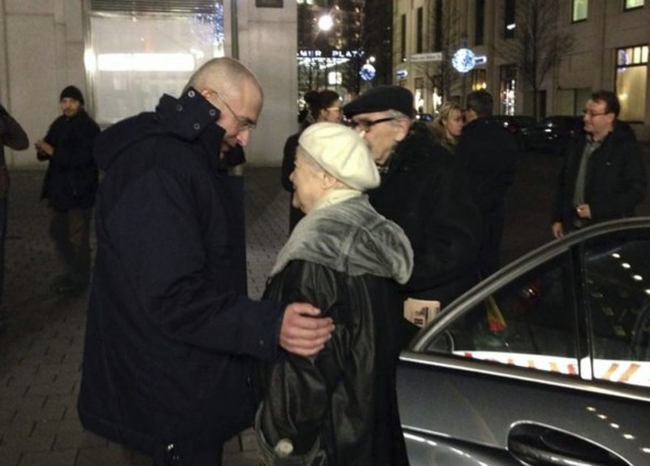 Встреча Марины Ходорковской с сыном в Берлине вскоре после его освобождения
