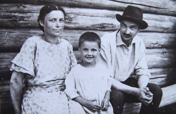 Виталий Бианки с семьей