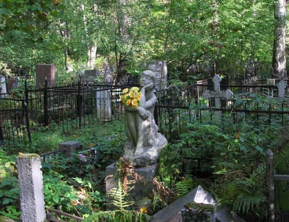 Памятник Бианки на Богословском кладбище, Санкт-Петербург