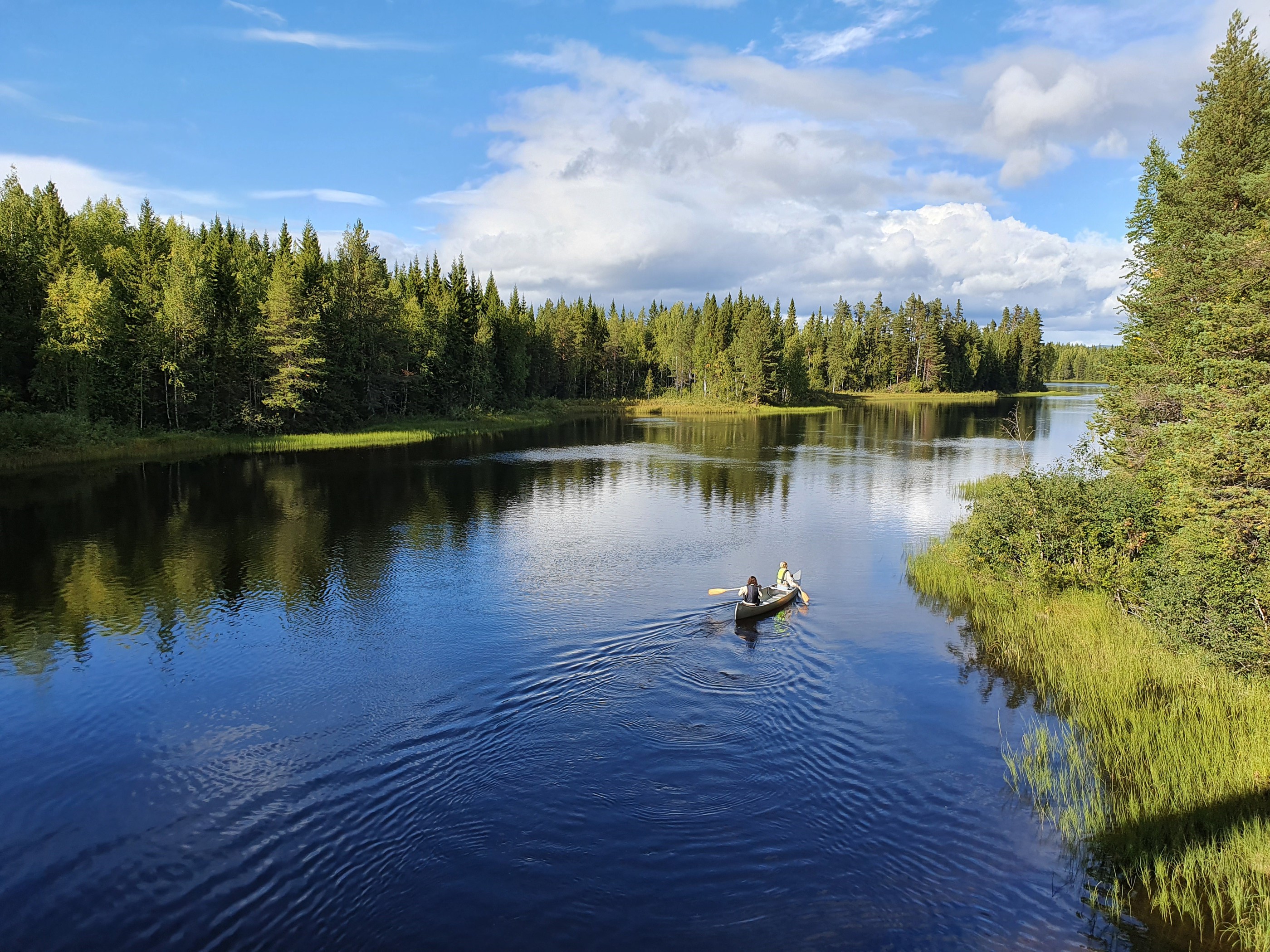 Kanotpaddling i vänlig vildmark
