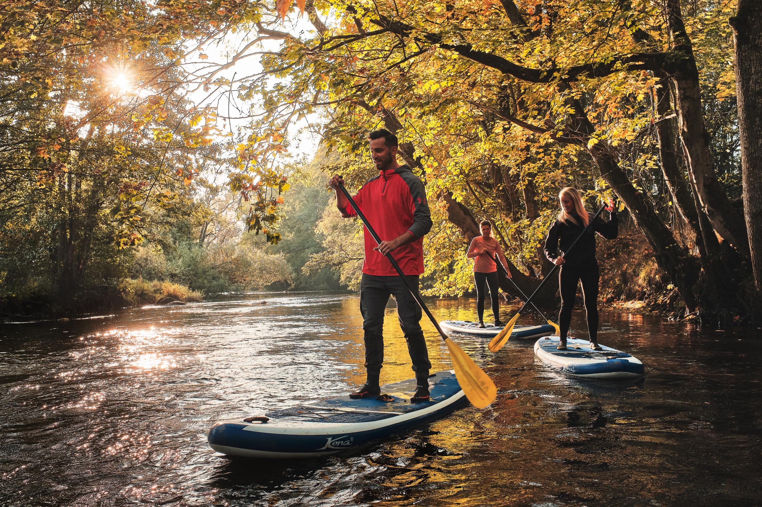 Stand up auf dem Fluss Fylleån