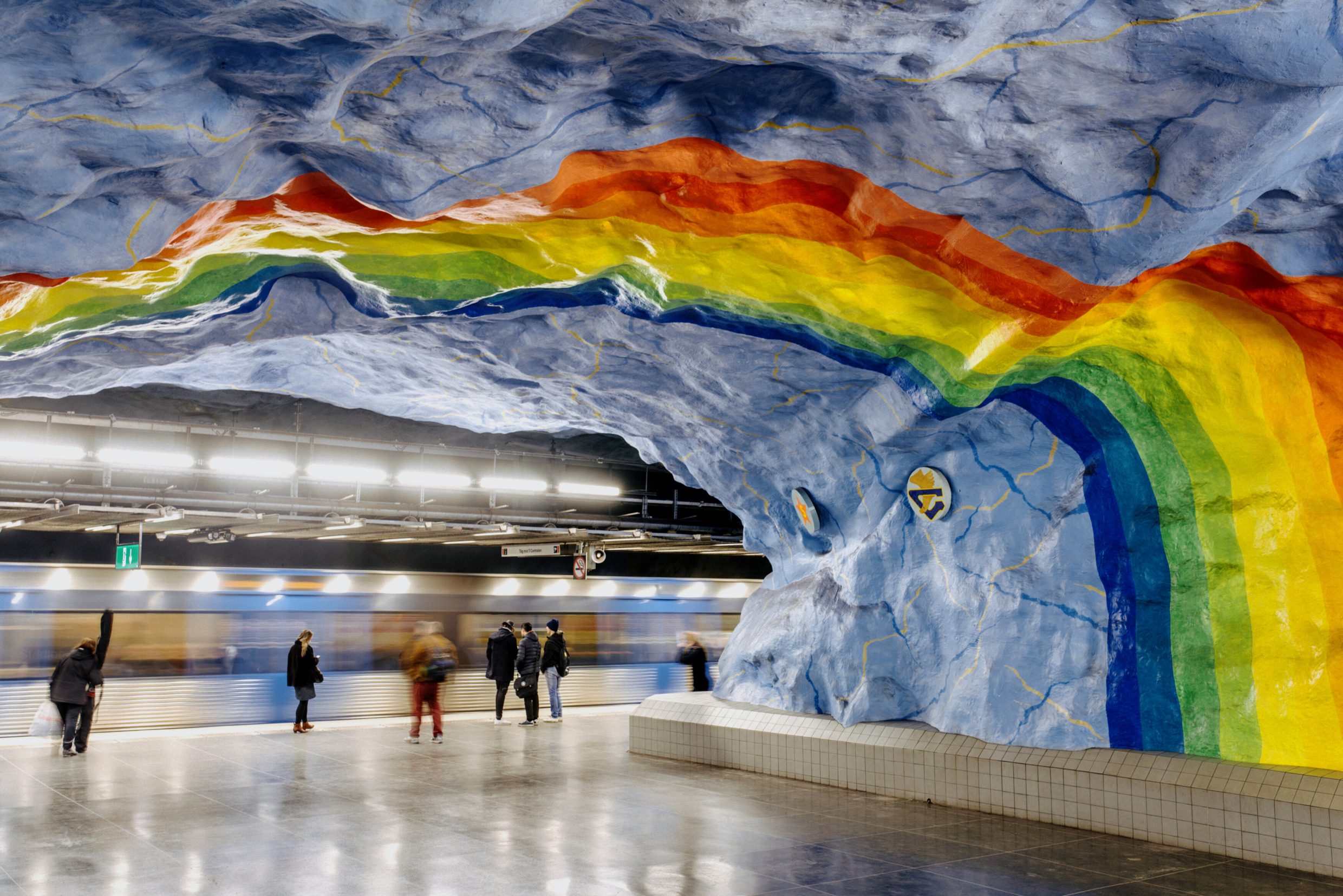 Un arc-en-ciel aux couleurs vives peint dans une station de métro.