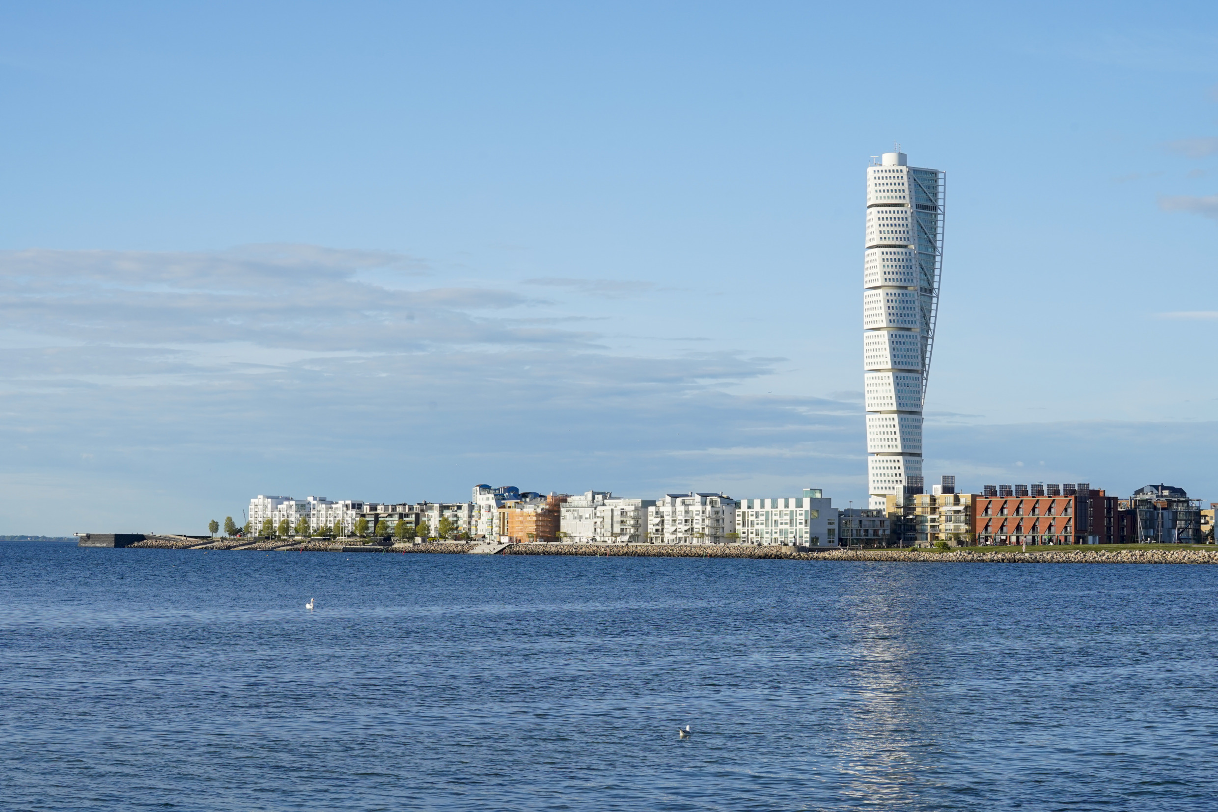 De kustlijn en de Turning Torso op een zonnige zomerdag.