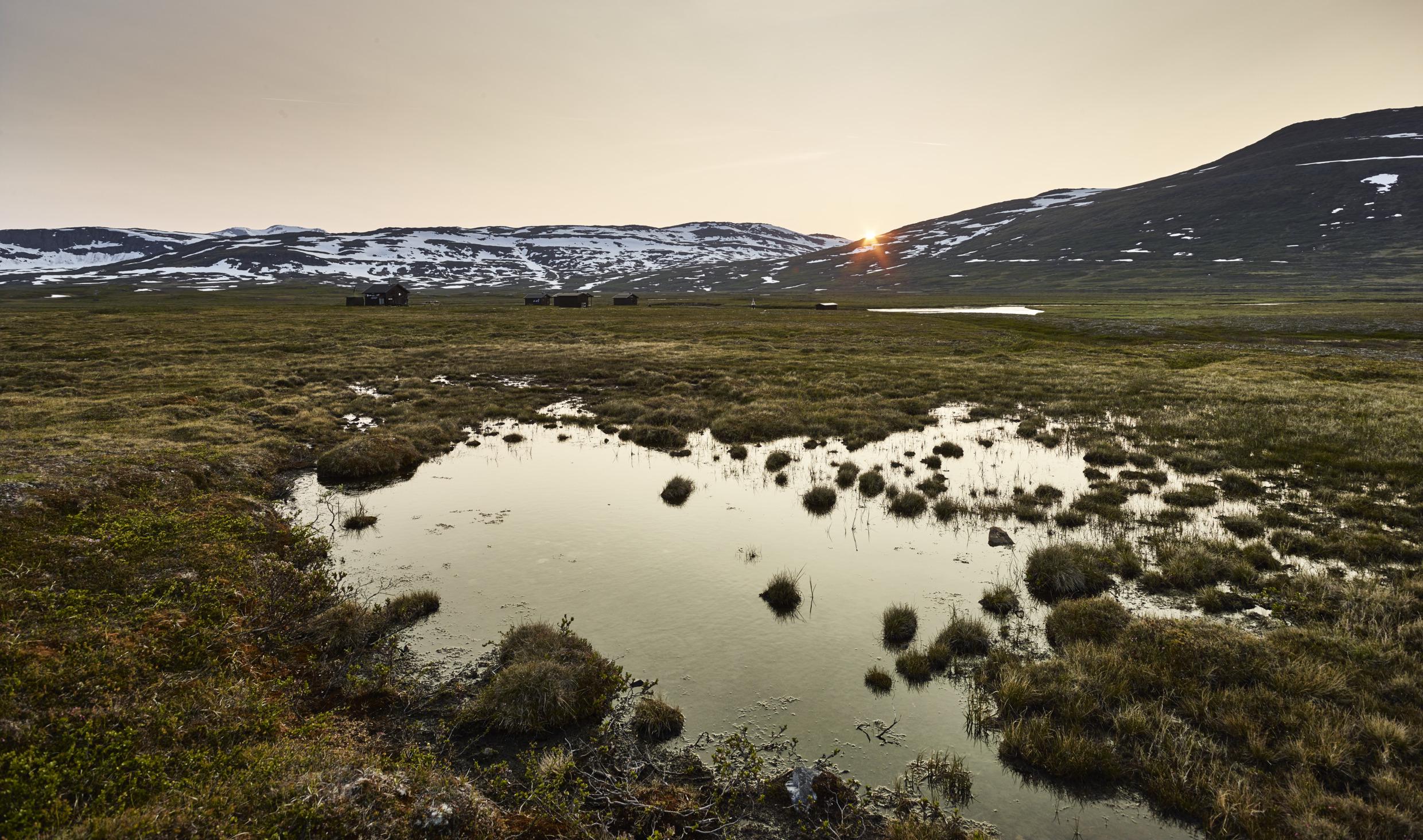 Wetlands, berghutten en de bergtoppen van Padjelanta National Park.