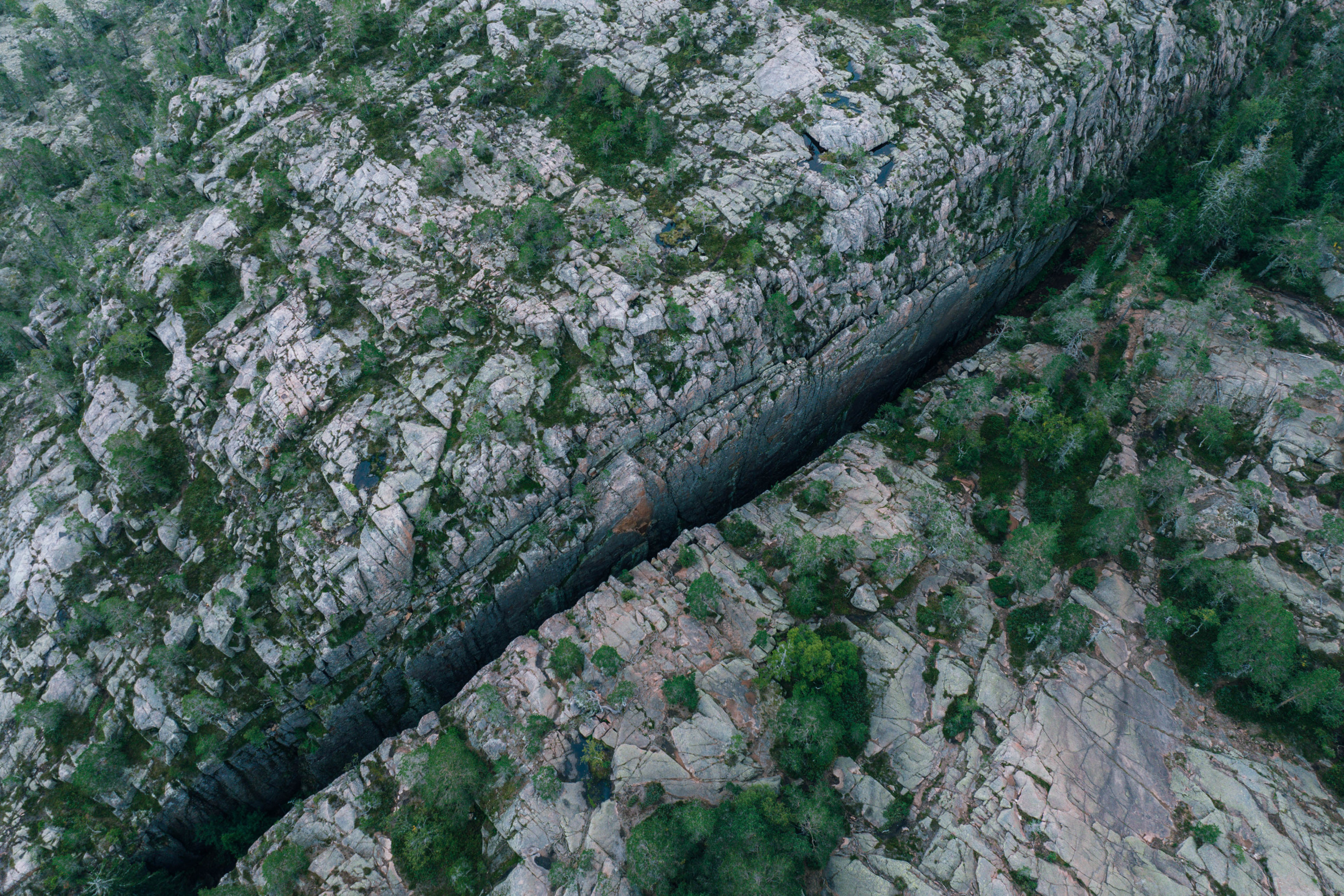An aerial view of the passage between two mountain walls in what is called 'Slåttdalsskrevan' in the High Coast.