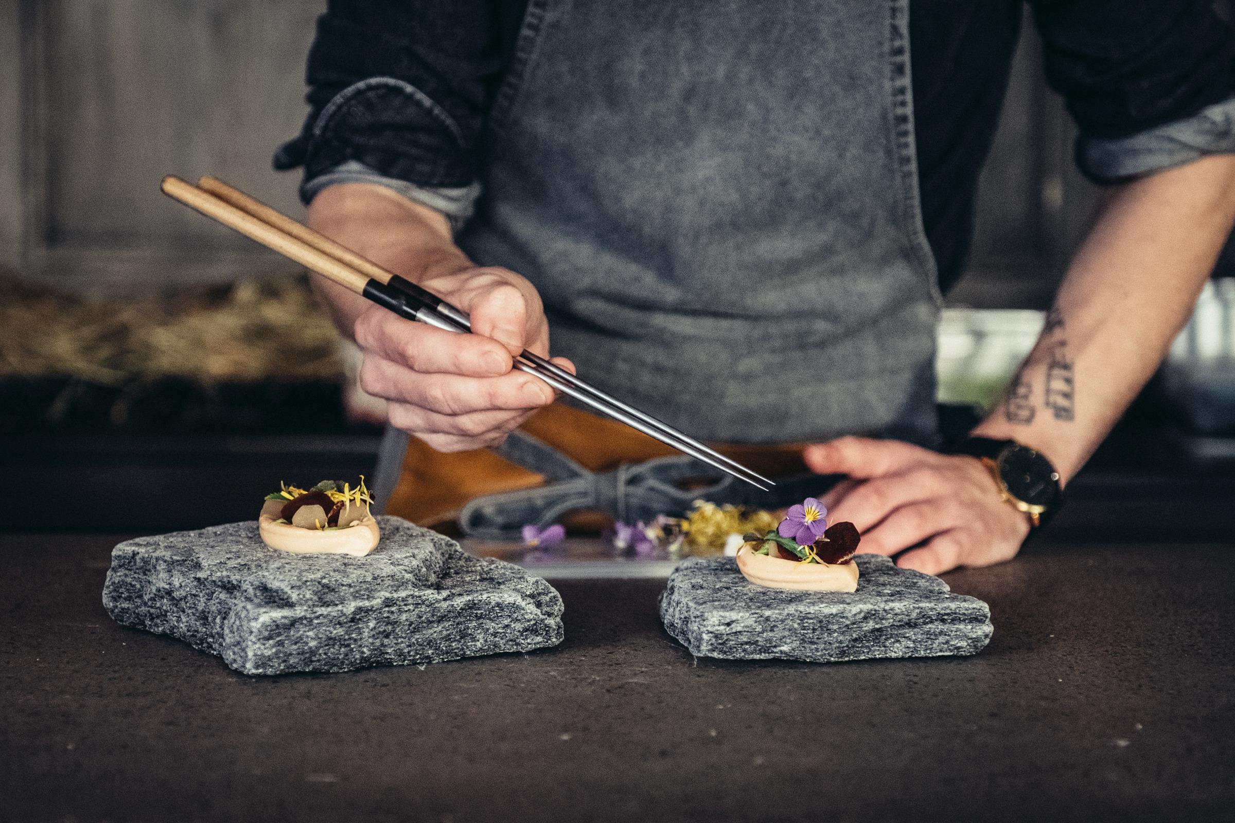 Präzises Anrichten des Essens im Restaurant ÄNG