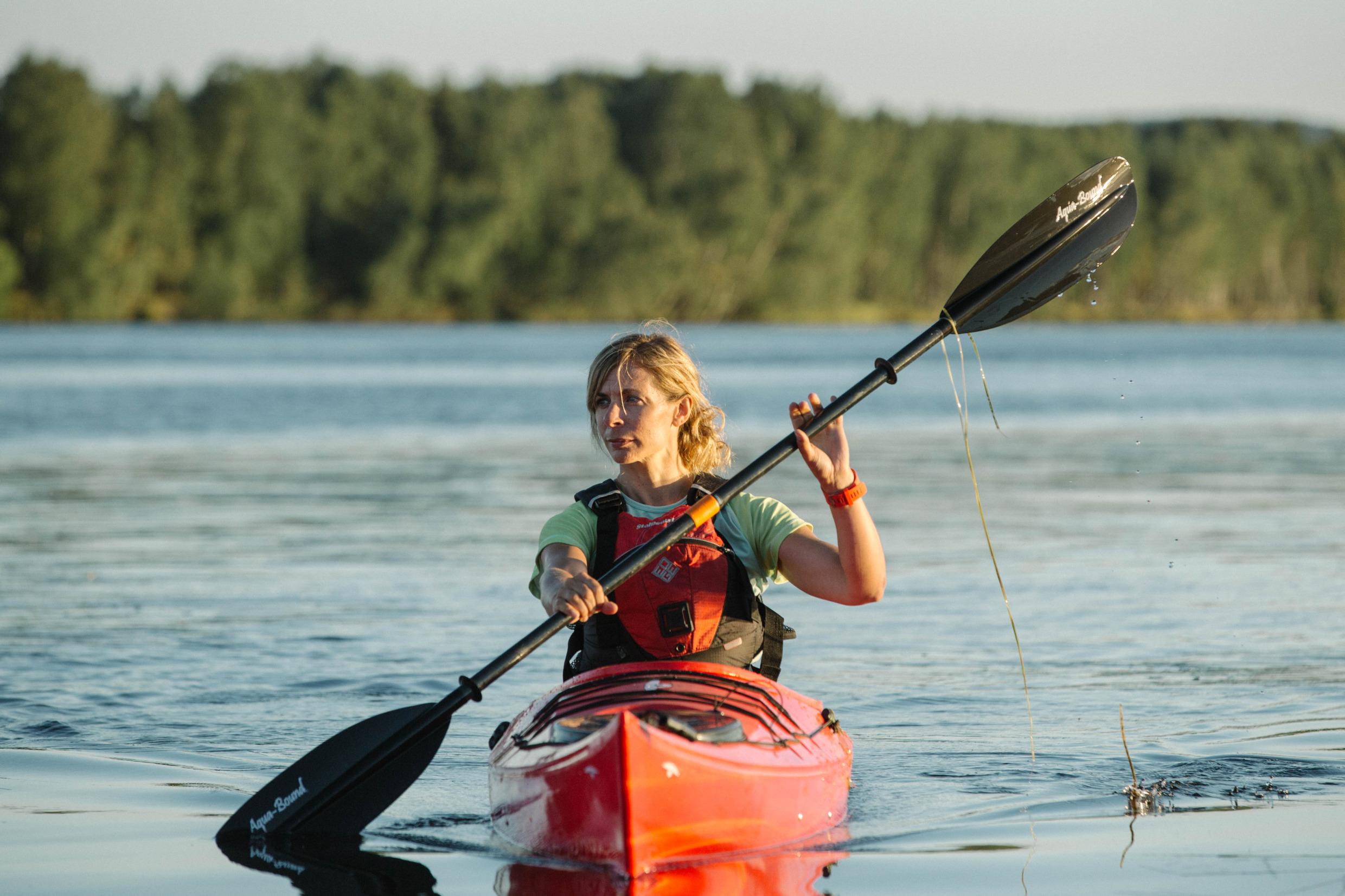 Close-up van een vrouw die kajakt op een meer in Värmland.